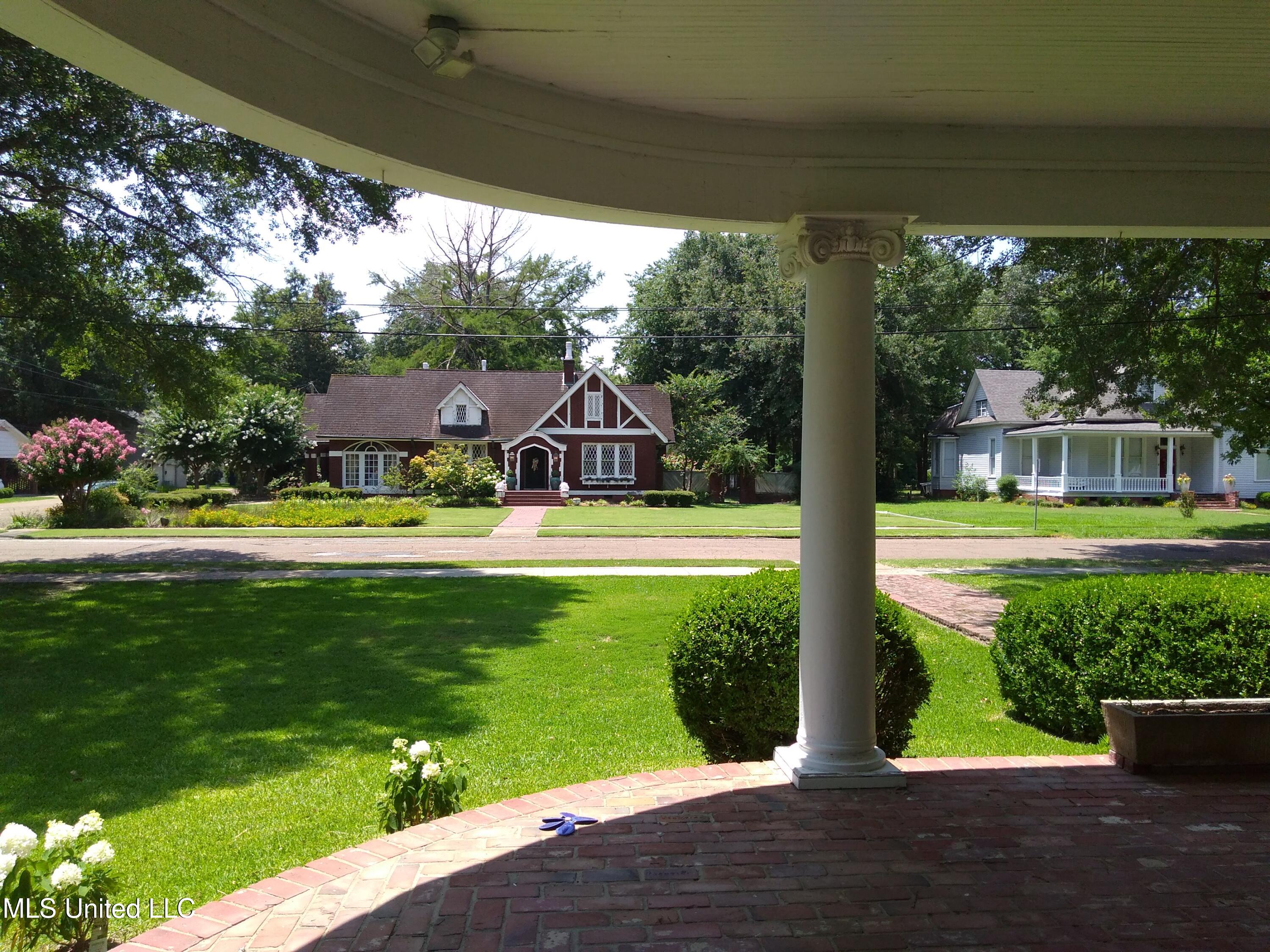 207 E Percy Street Property Photo 8