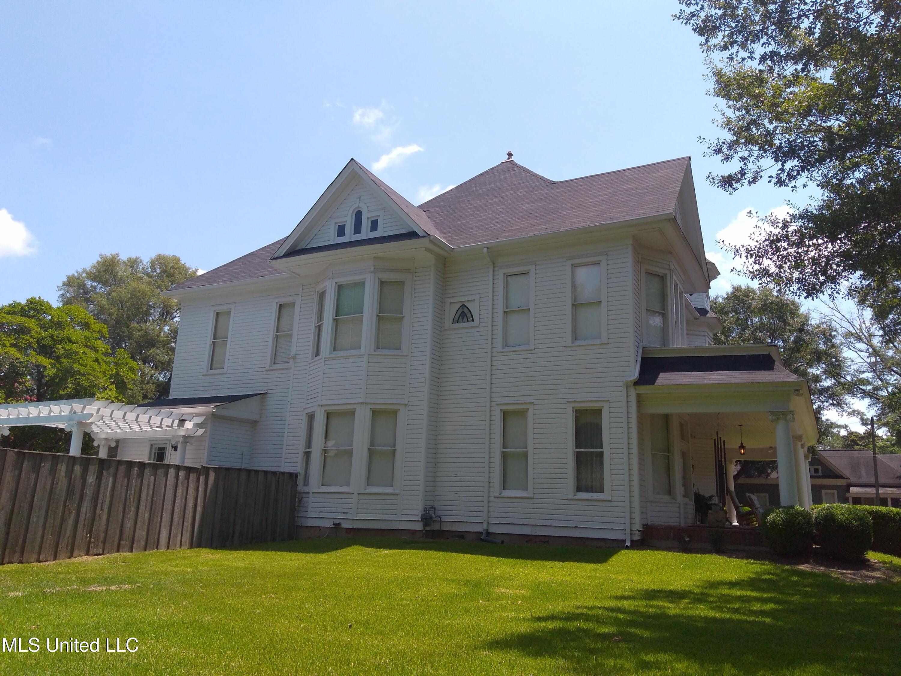 207 E Percy Street Property Photo 35