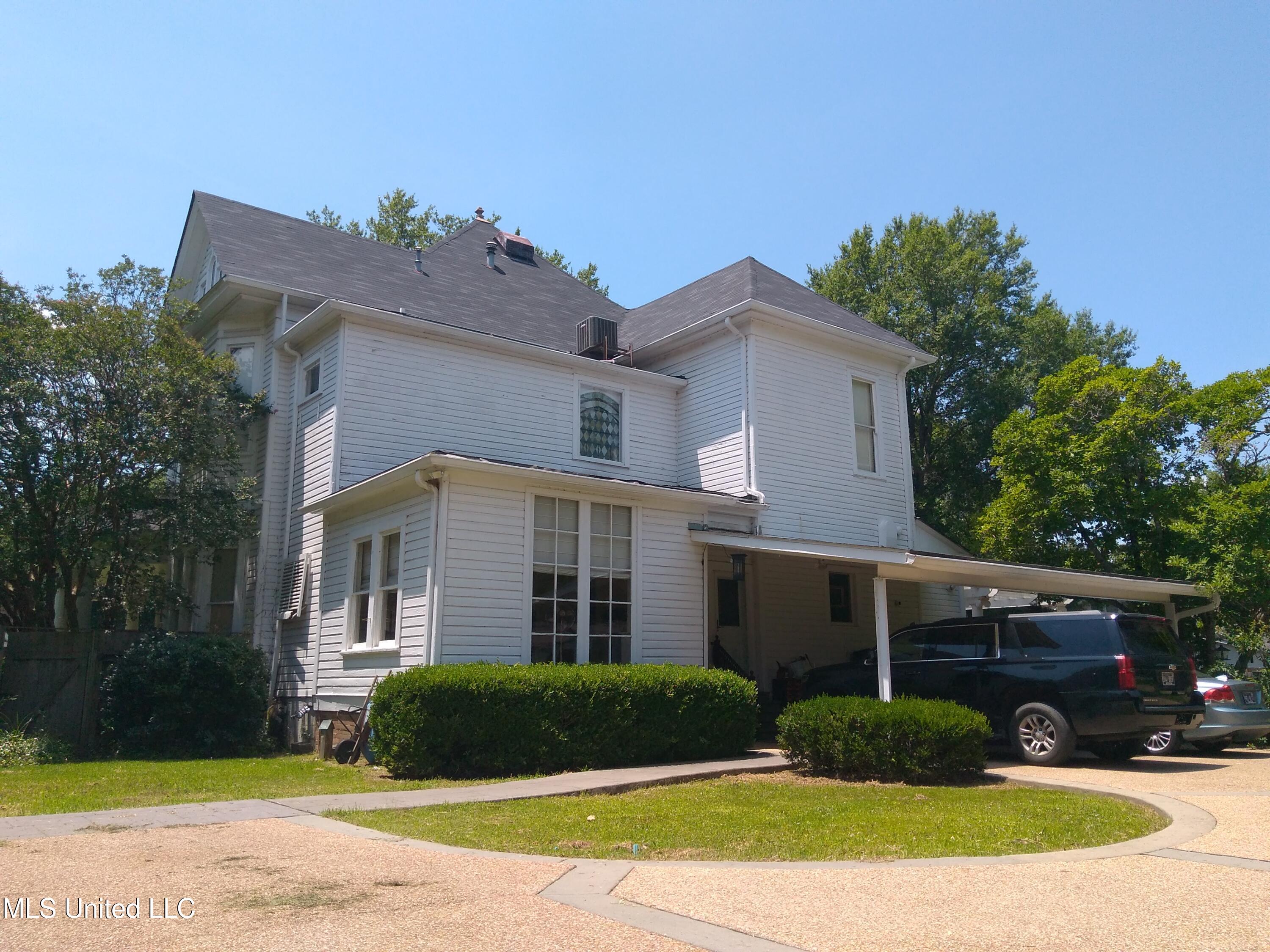 207 E Percy Street Property Photo 37