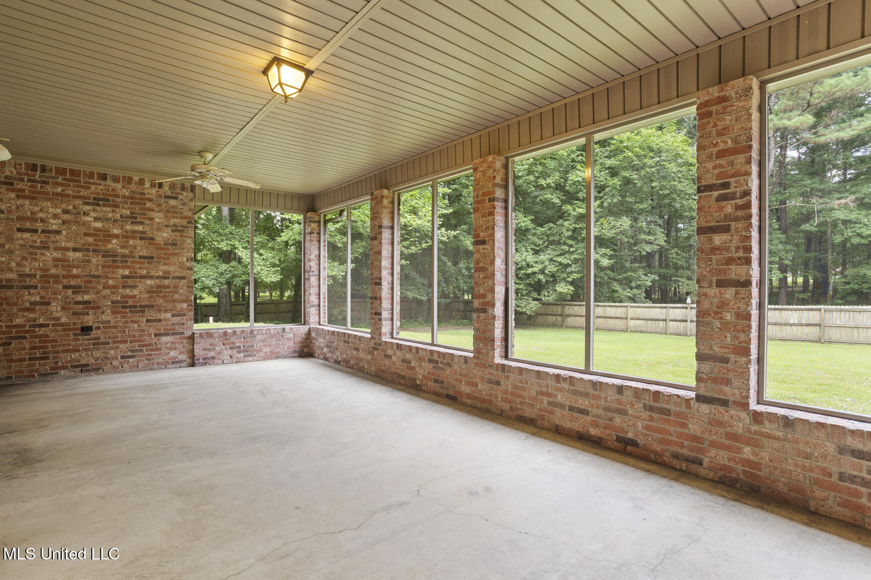 191 N Brandon Boulevard Property Photo 7