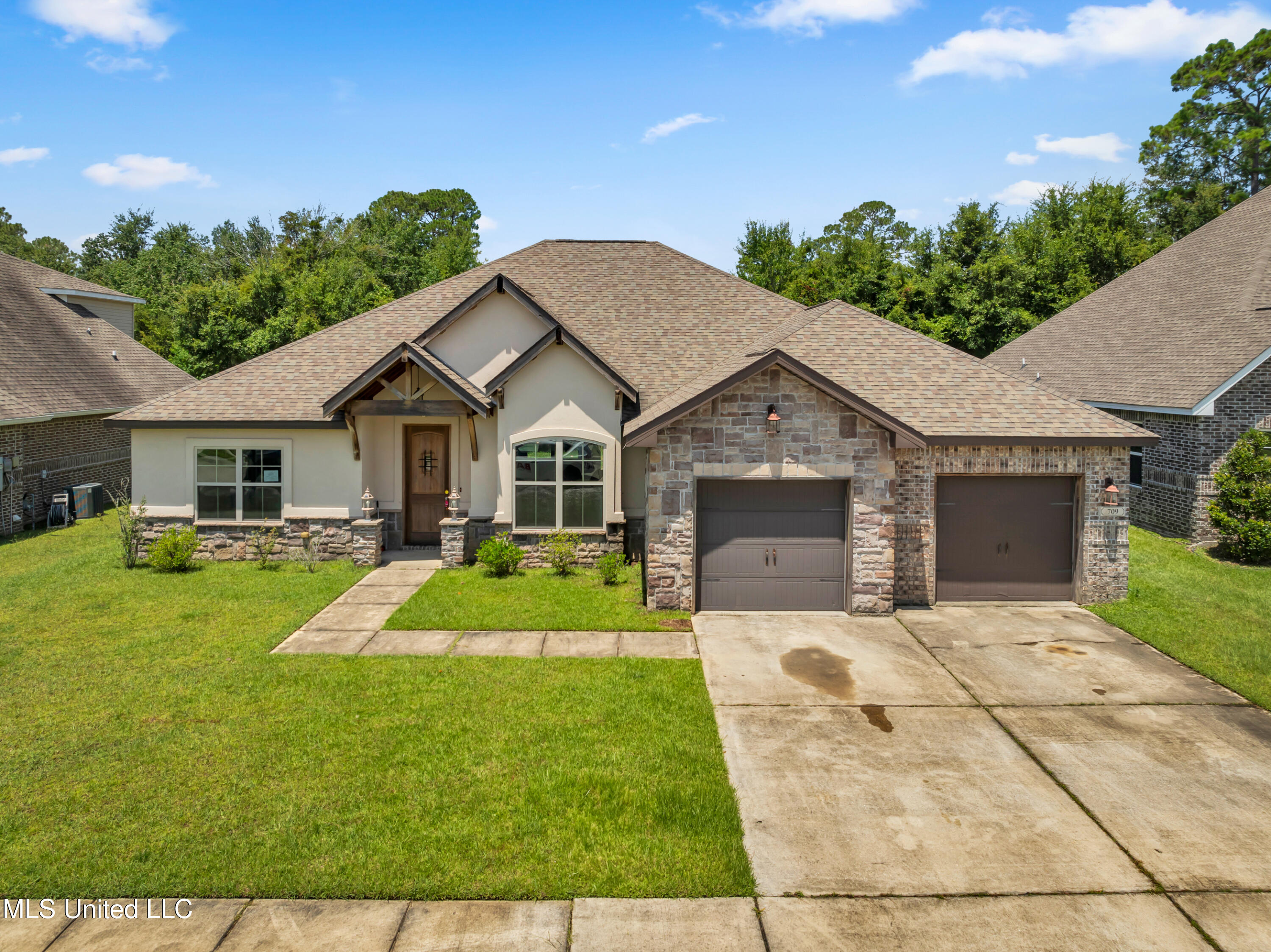 709 Champagne Drive Property Photo 1