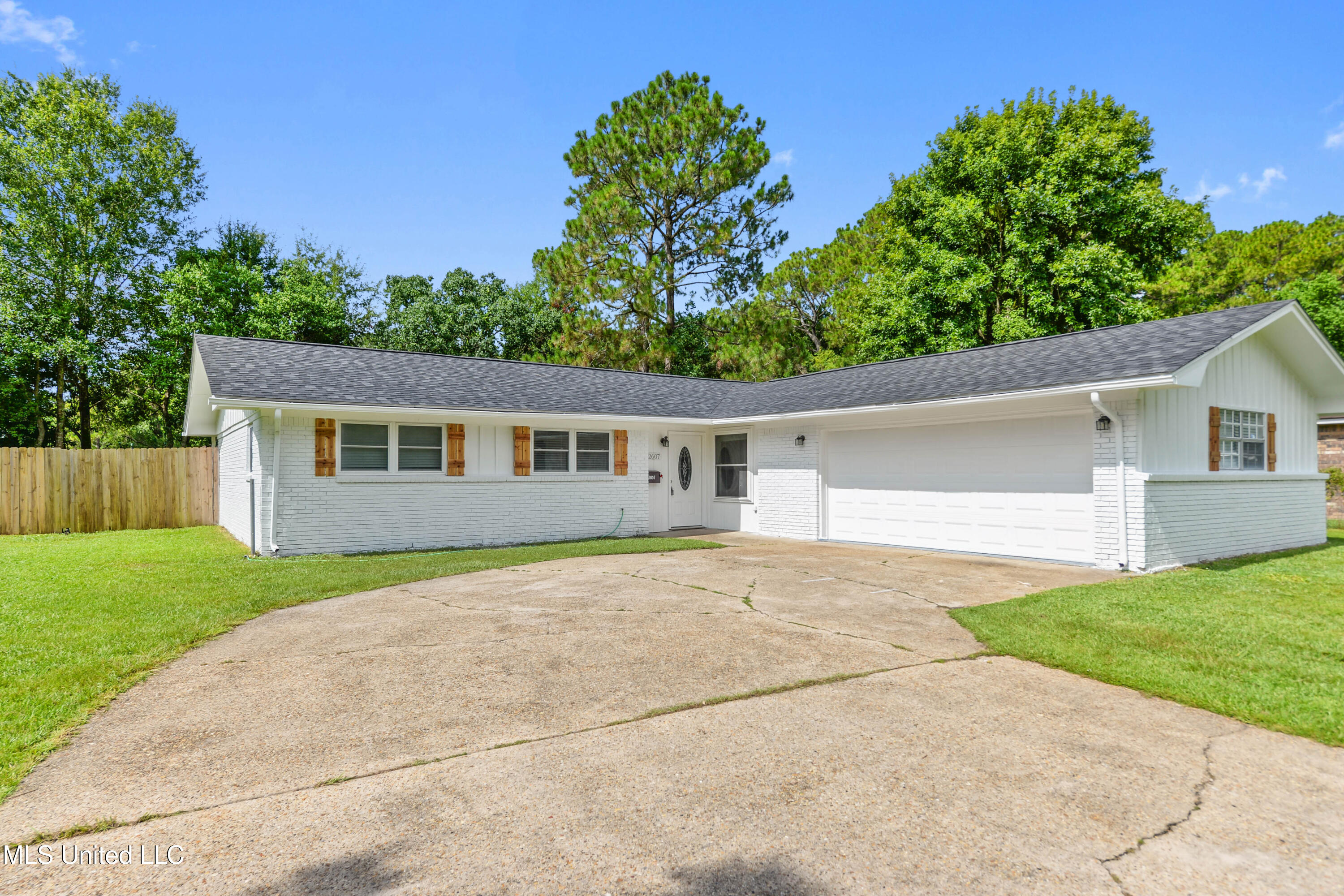 2607 Calle De Feliz Street Property Photo 1