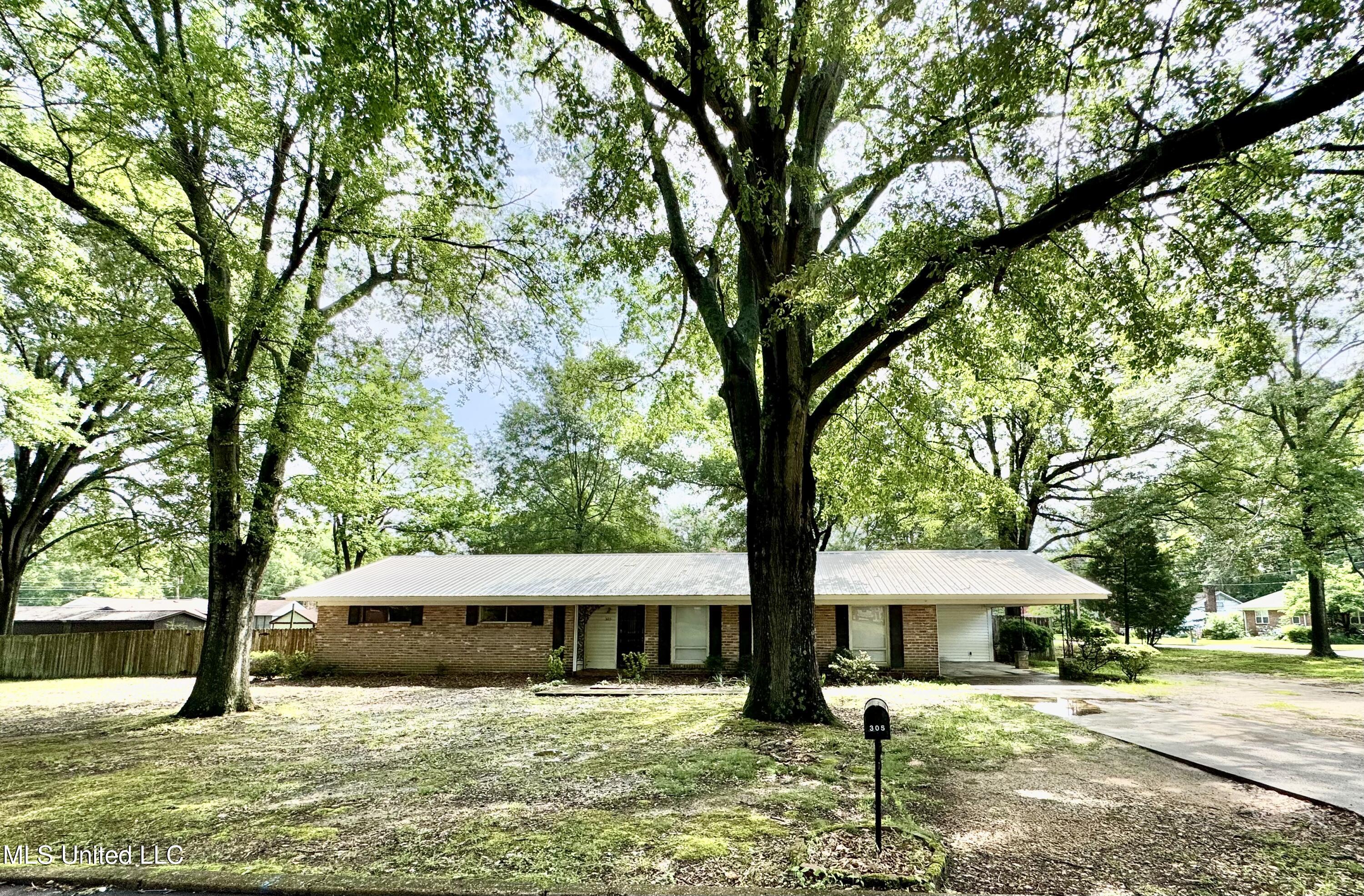 305 N Heard Street Property Photo 1
