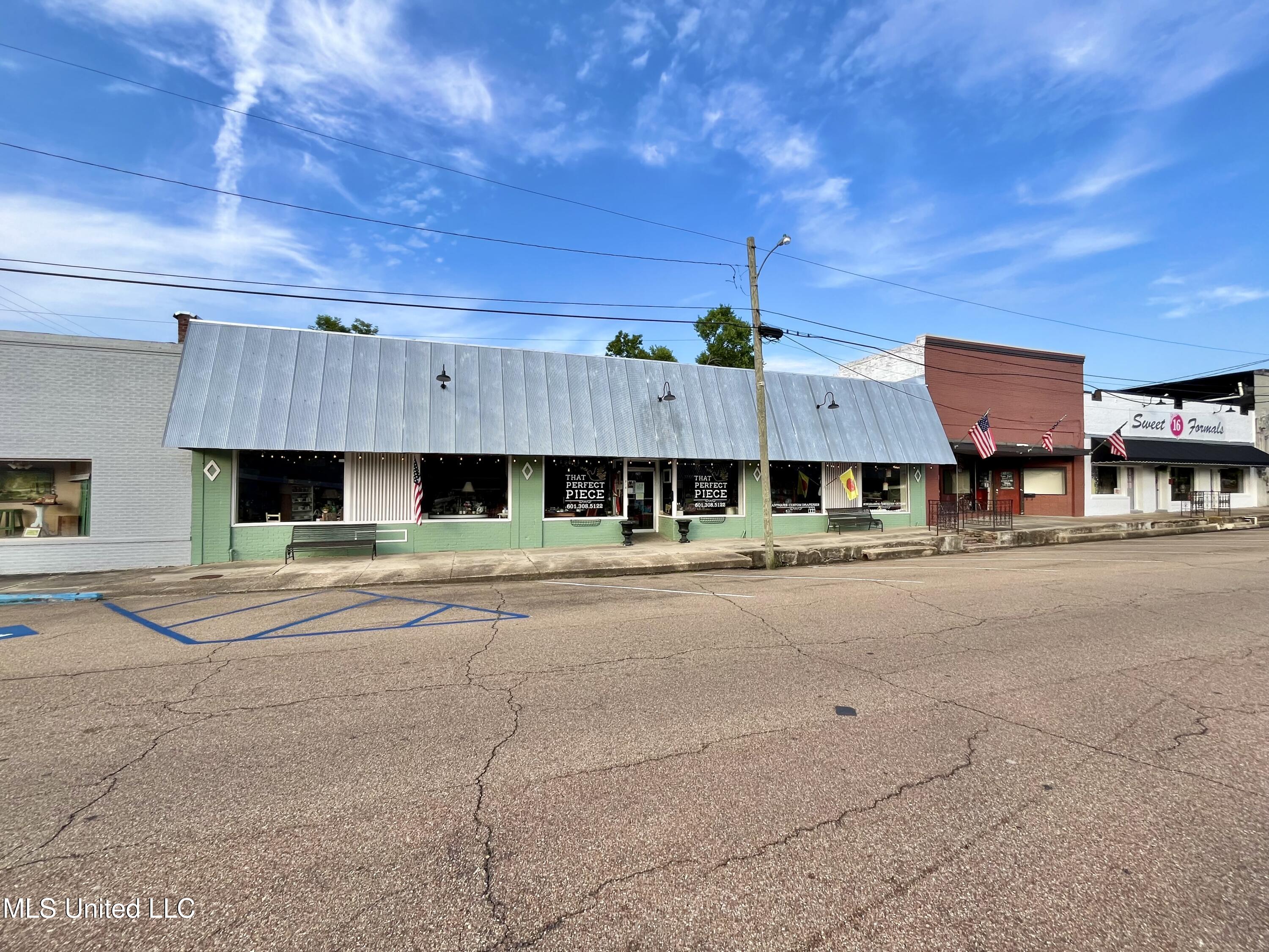 216 E Marion Avenue Property Photo 4
