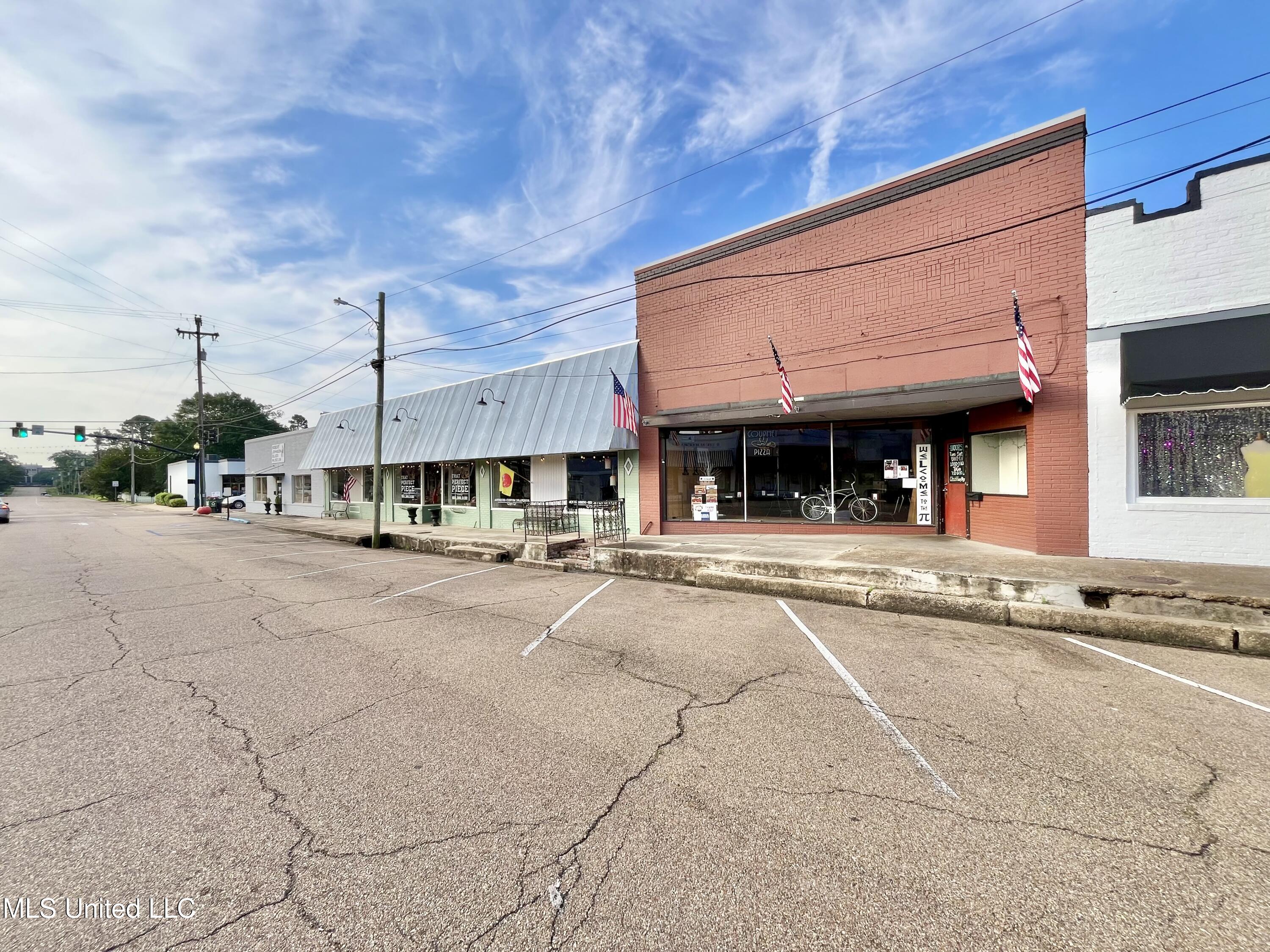 216 E Marion Avenue Property Photo 6