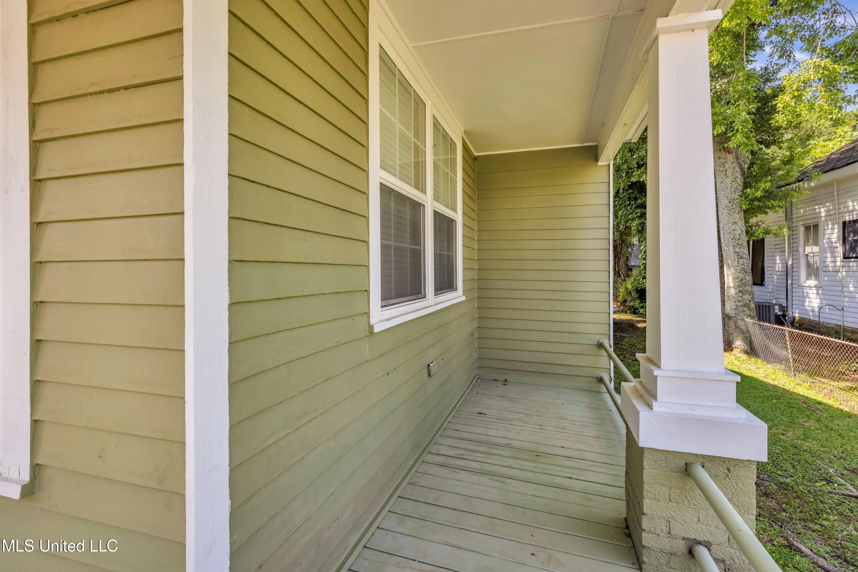 547 Howard Avenue Property Photo 4