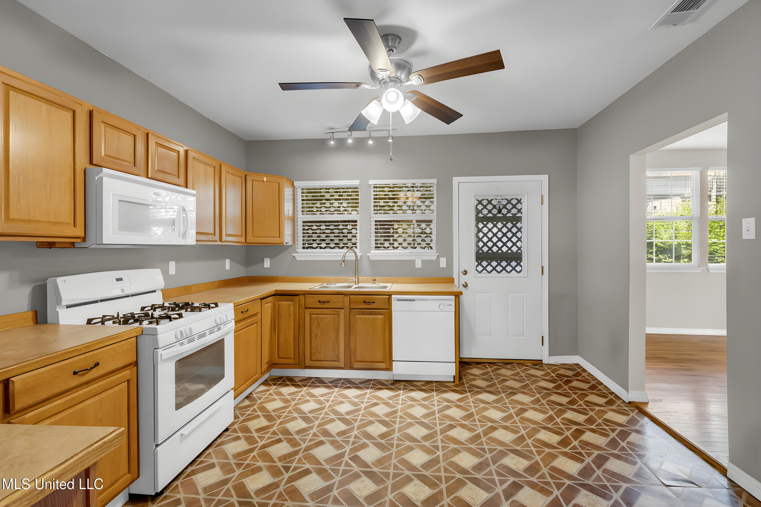 547 Howard Avenue Property Photo 11