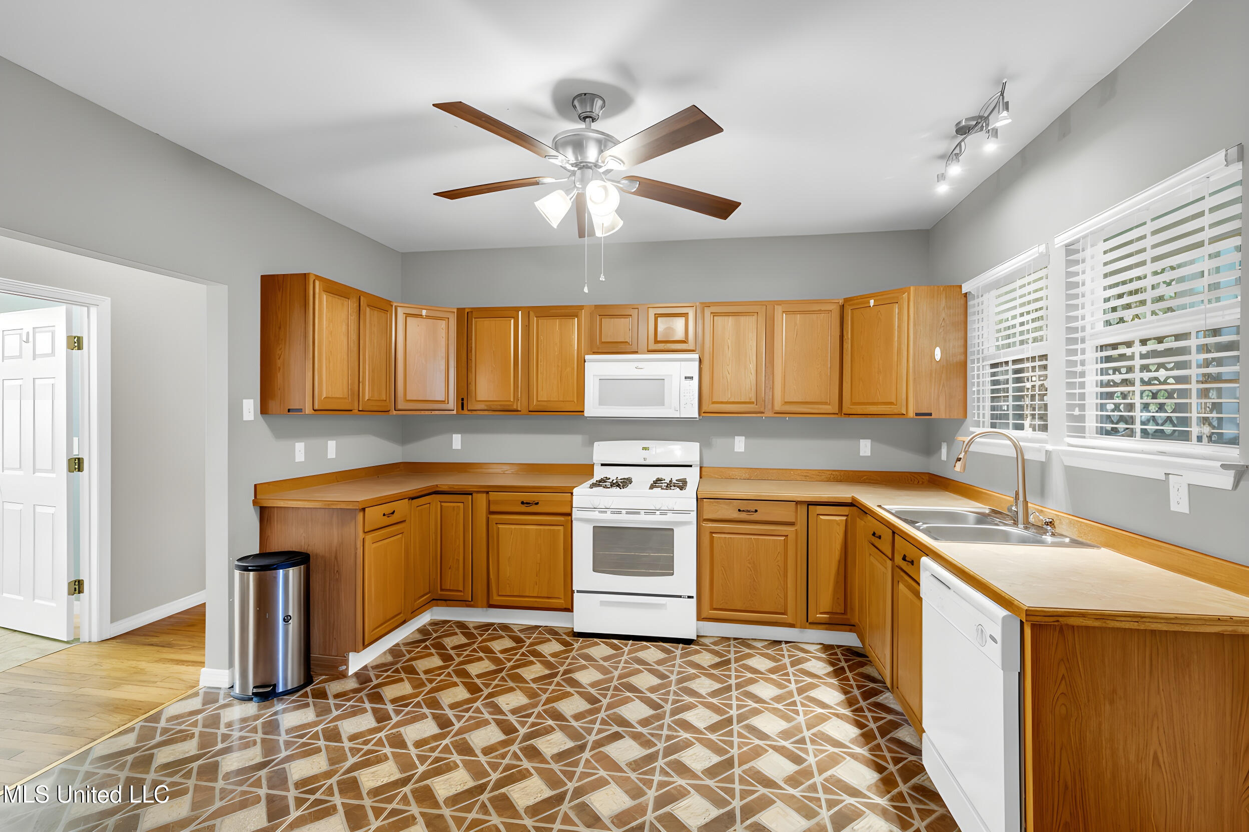 547 Howard Avenue Property Photo 15