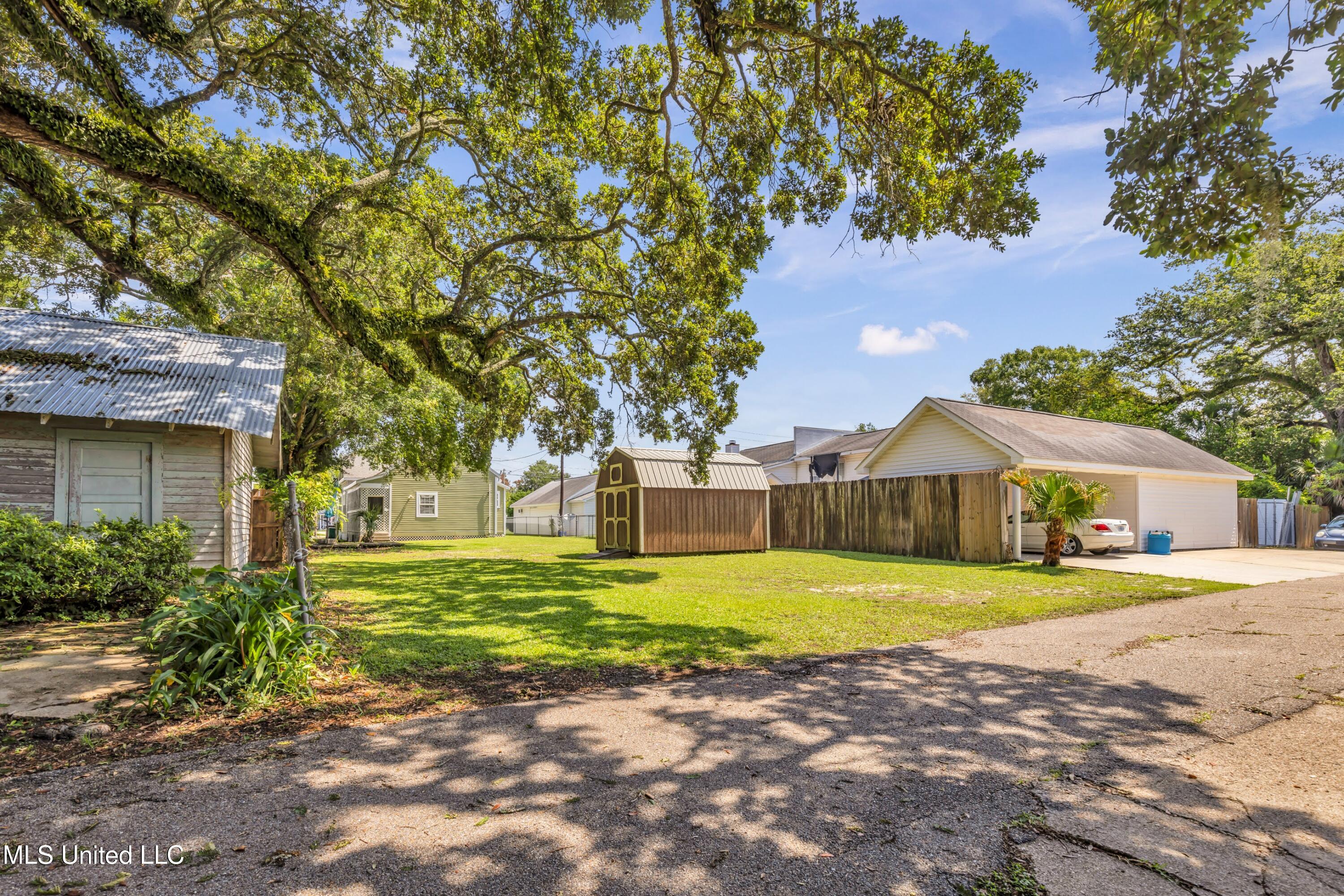 547 Howard Avenue Property Photo 27