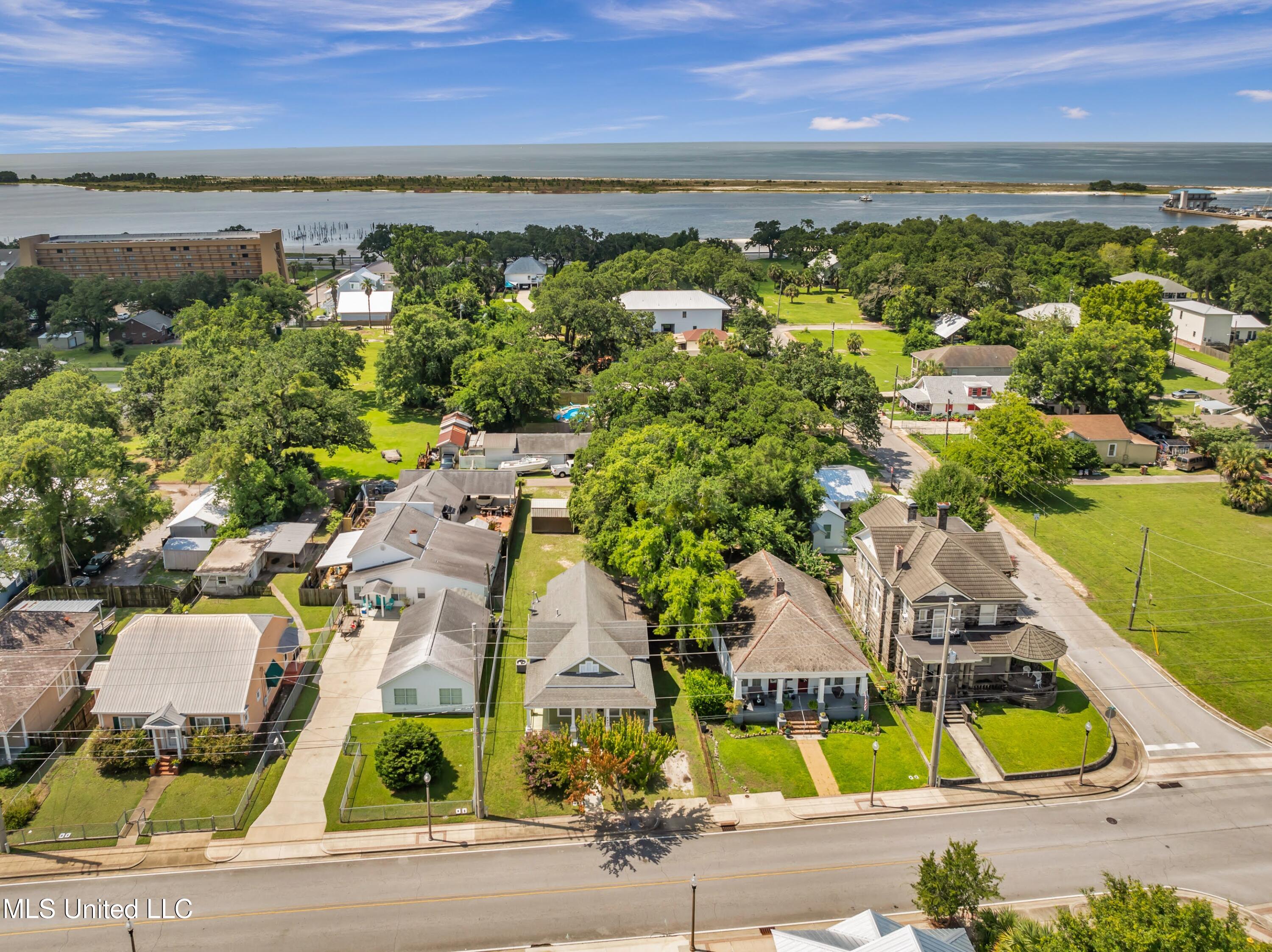 547 Howard Avenue Property Photo 28