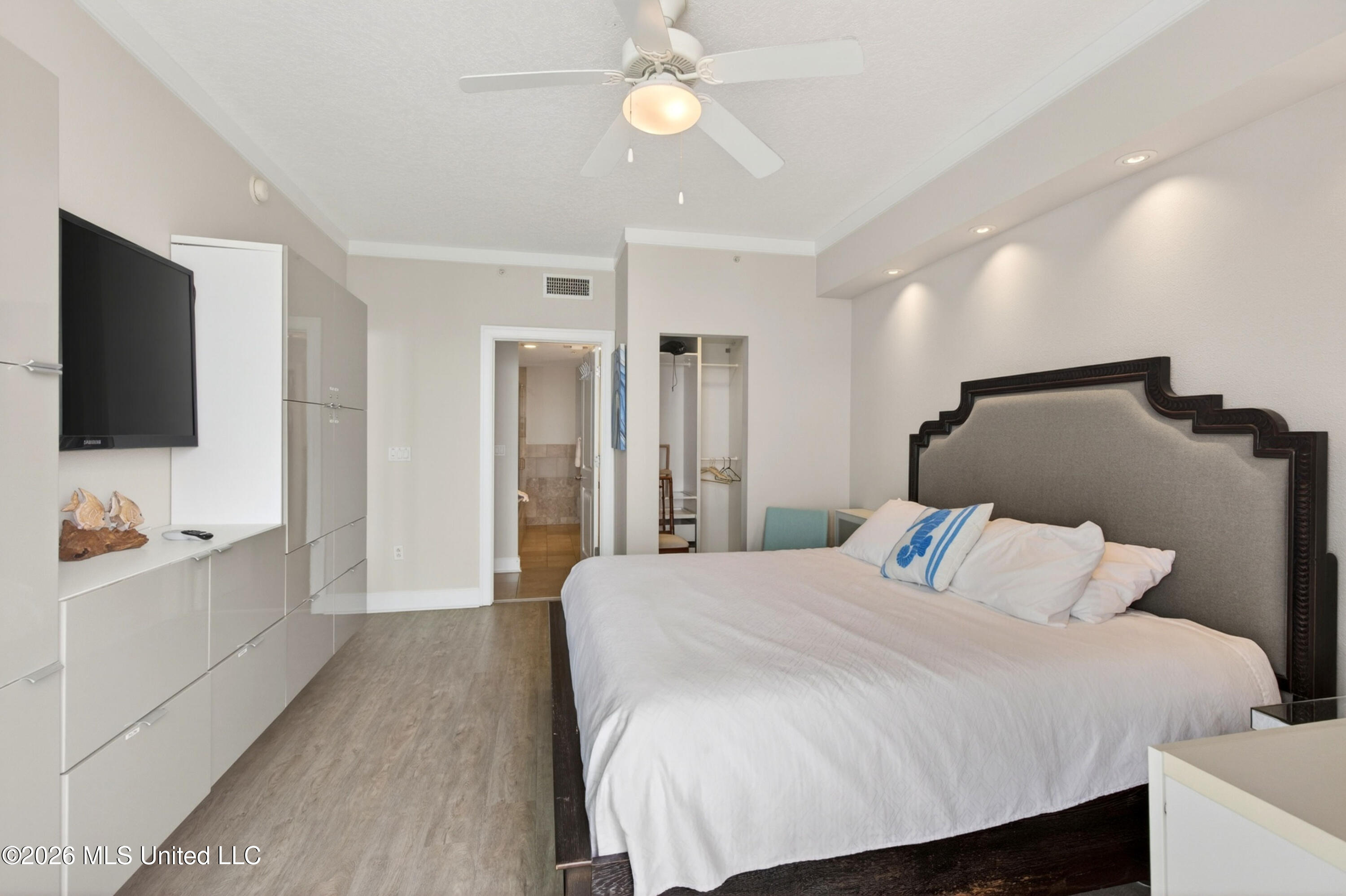 2060 Beach Boulevard Property Photo 21