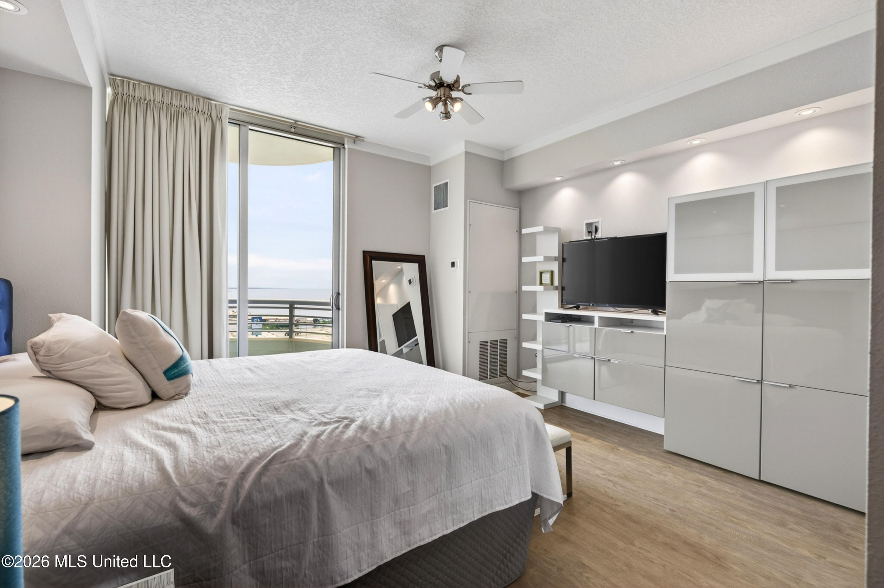 2060 Beach Boulevard Property Photo 28