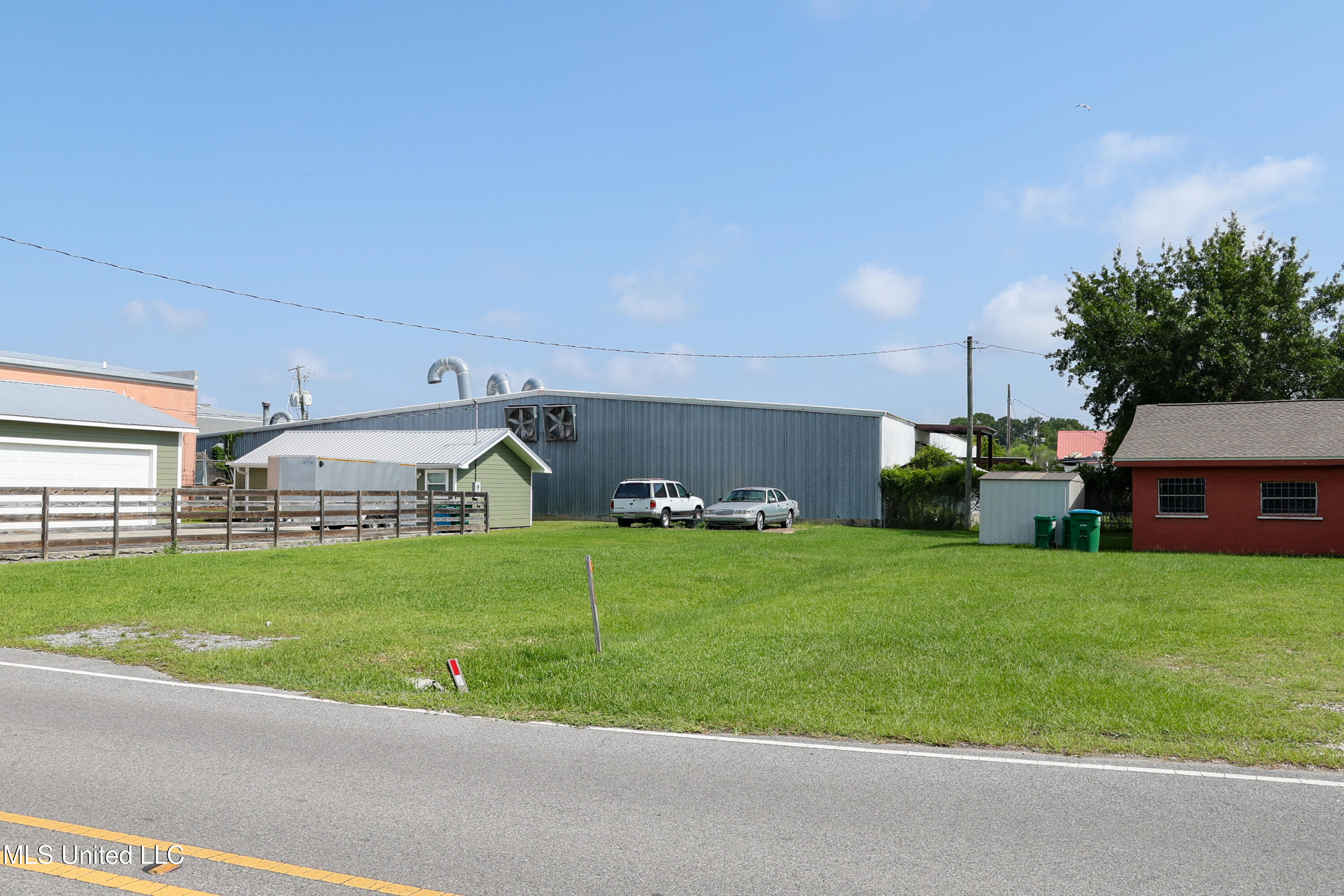 Live Oak Avenue Property Photo 3