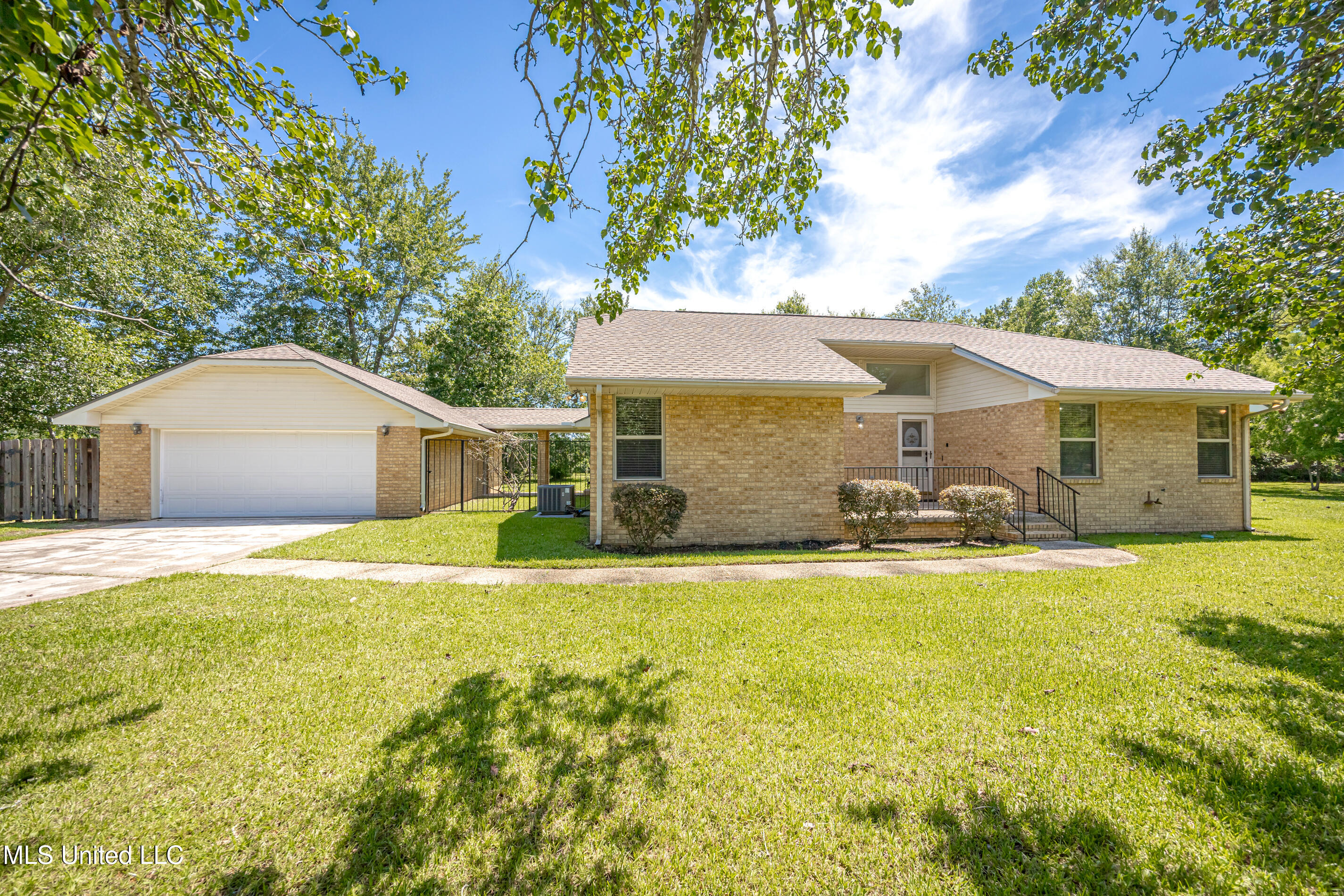 19 Davis Bayou Circle Property Photo 1