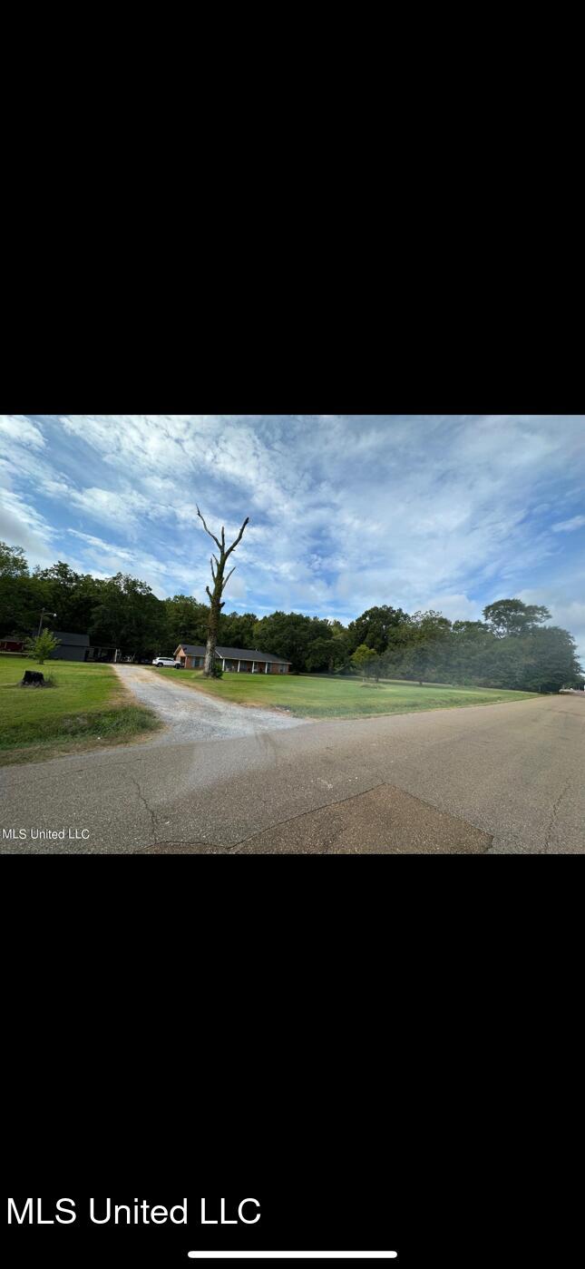 220 Lowe Cir. Property Photo 2