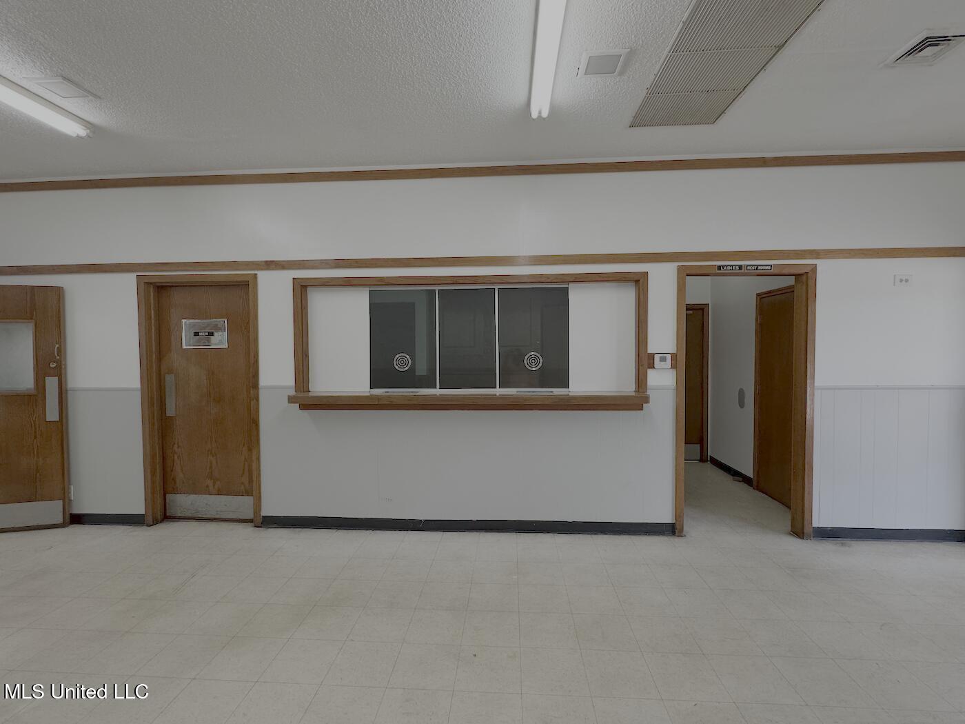 9765 Goodman Road Property Photo 3