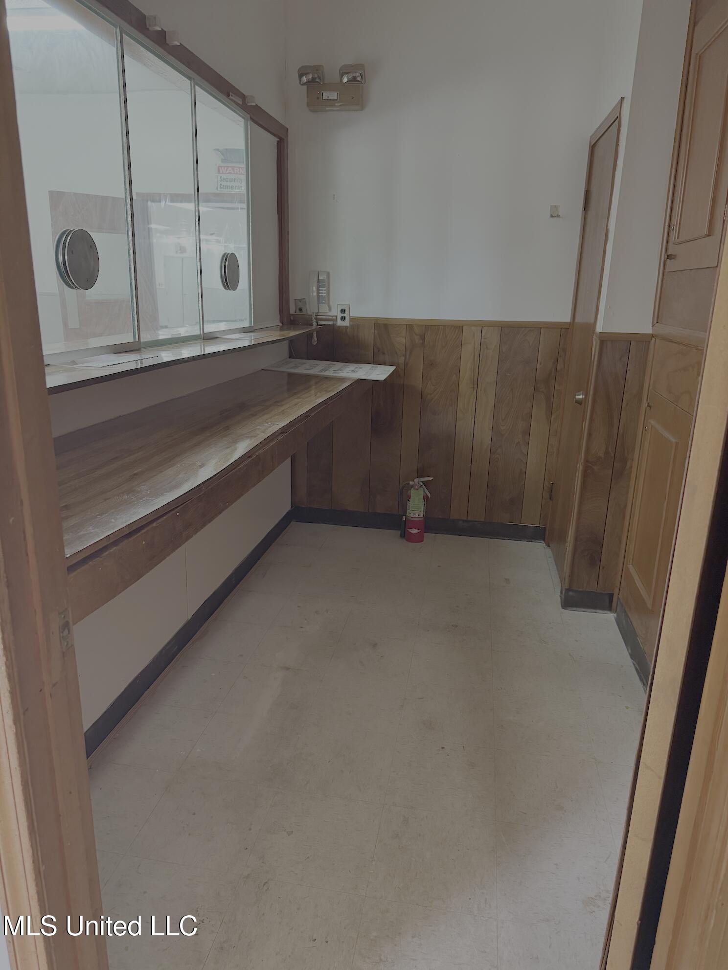 9765 Goodman Road Property Photo 4