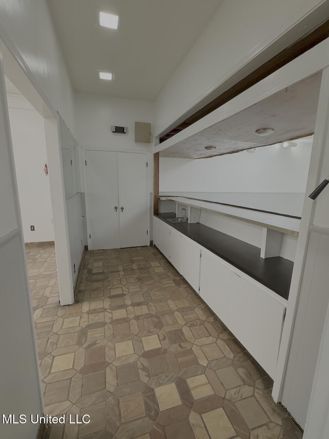 9765 Goodman Road Property Photo 10