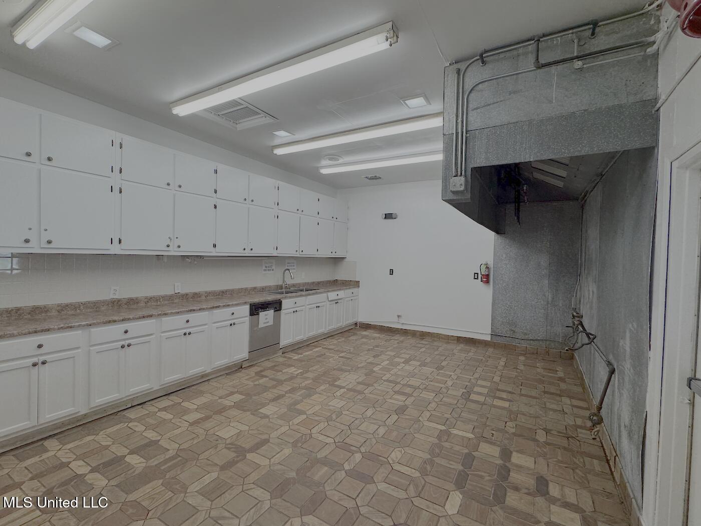 9765 Goodman Road Property Photo 12