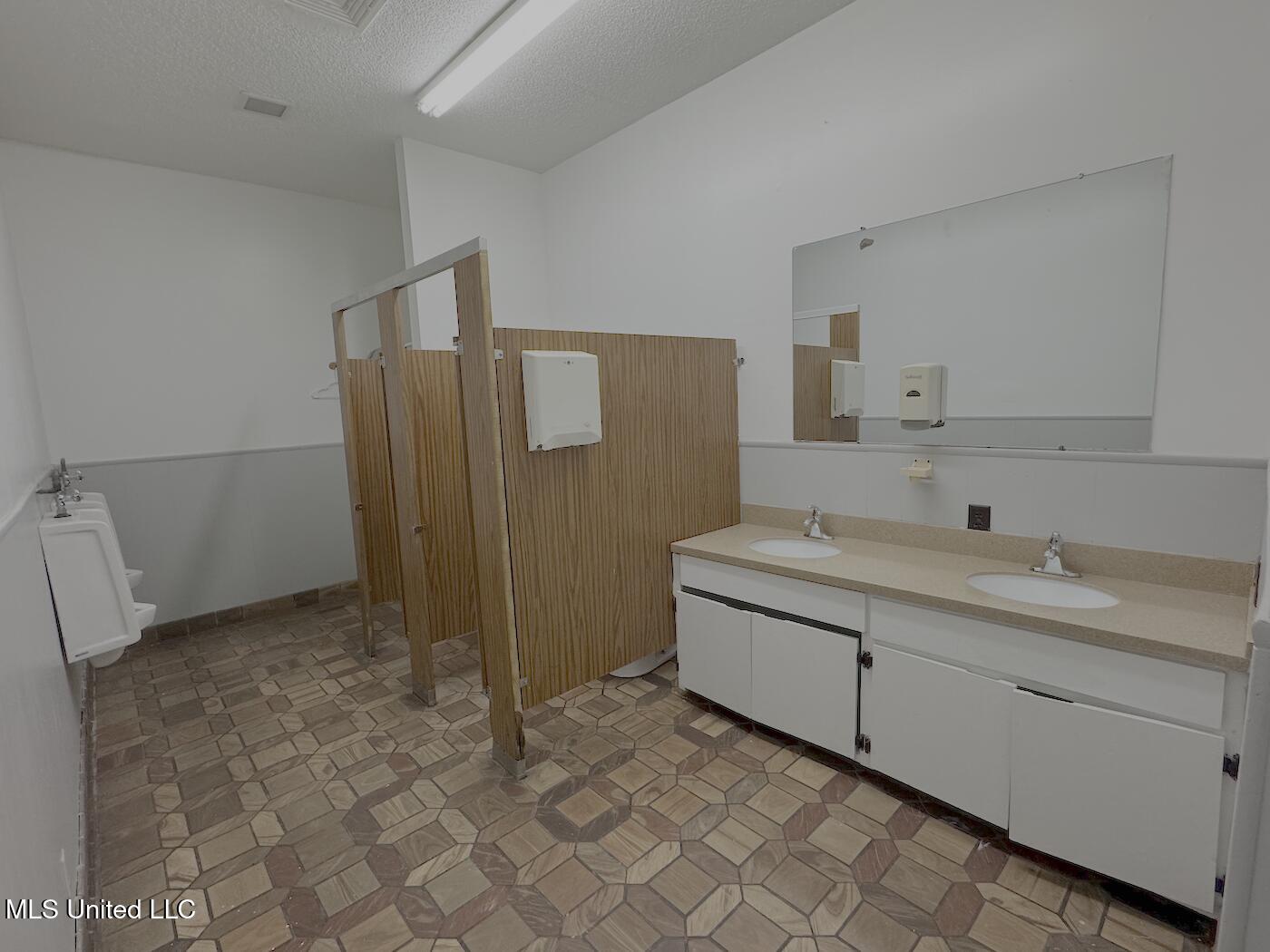 9765 Goodman Road Property Photo 13