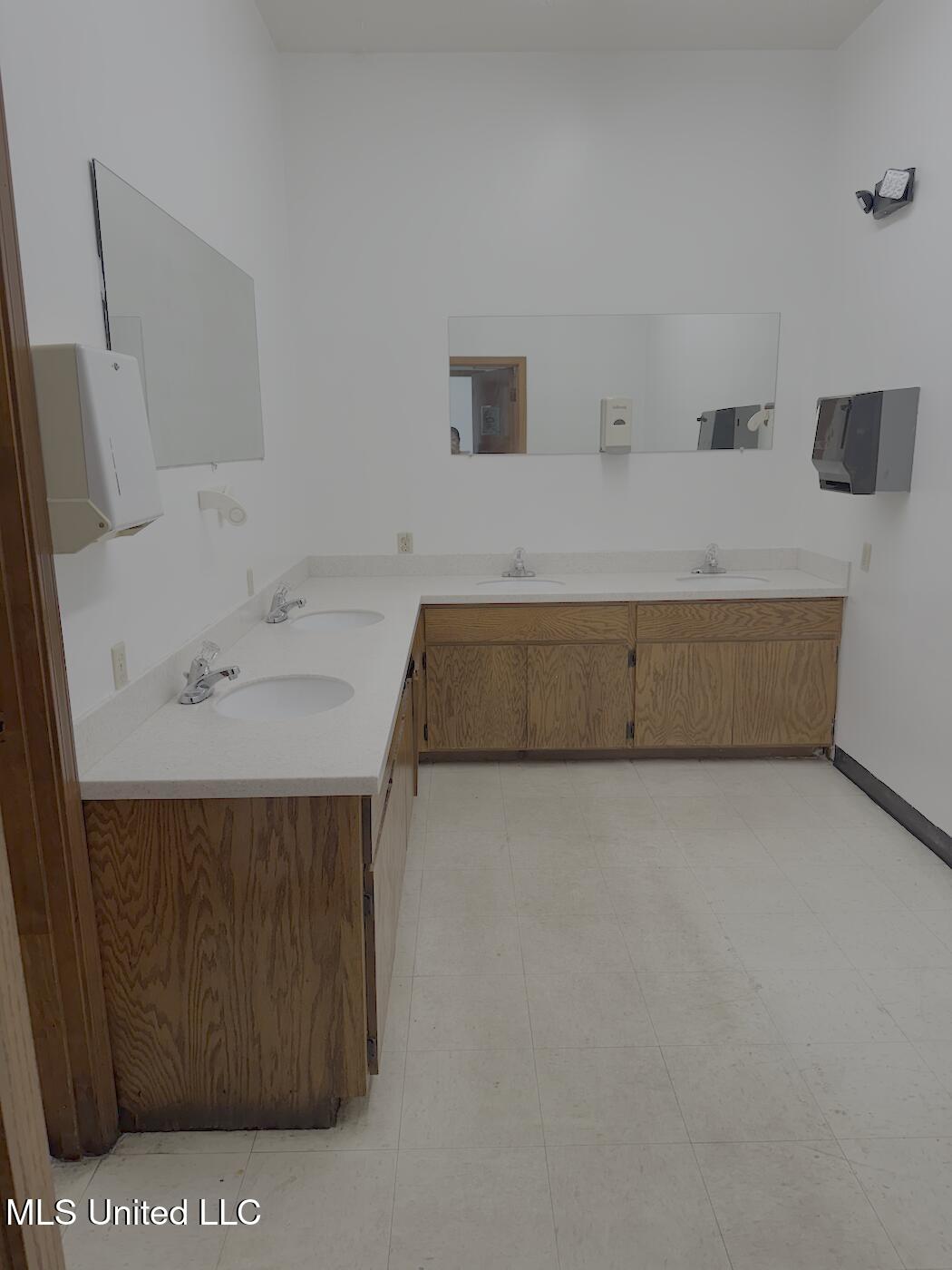 9765 Goodman Road Property Photo 15