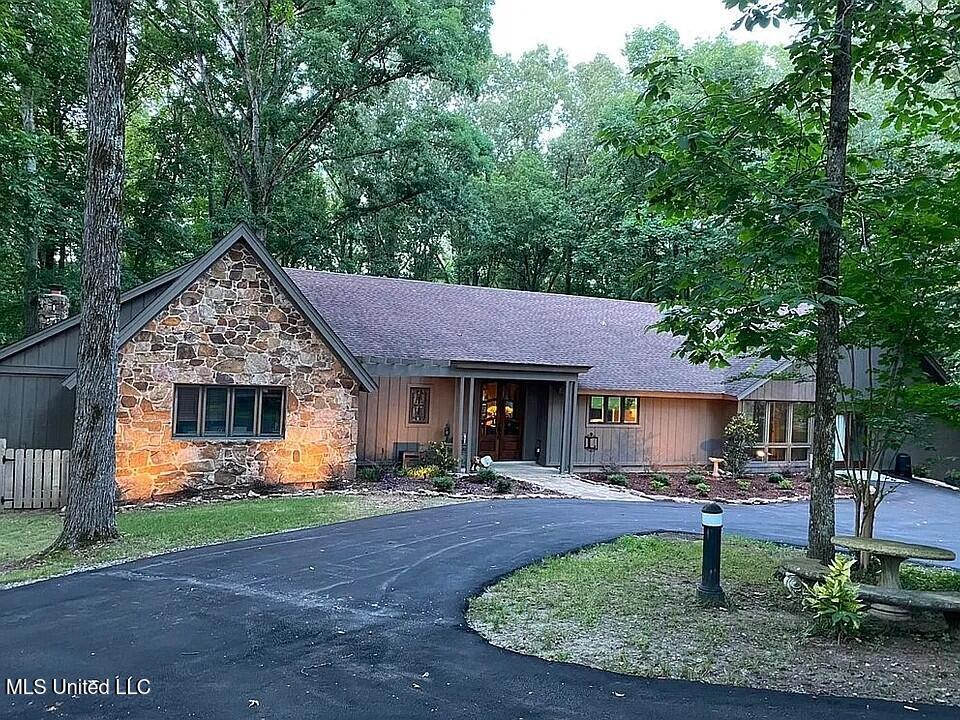 1202 White Oak Drive Property Photo 1