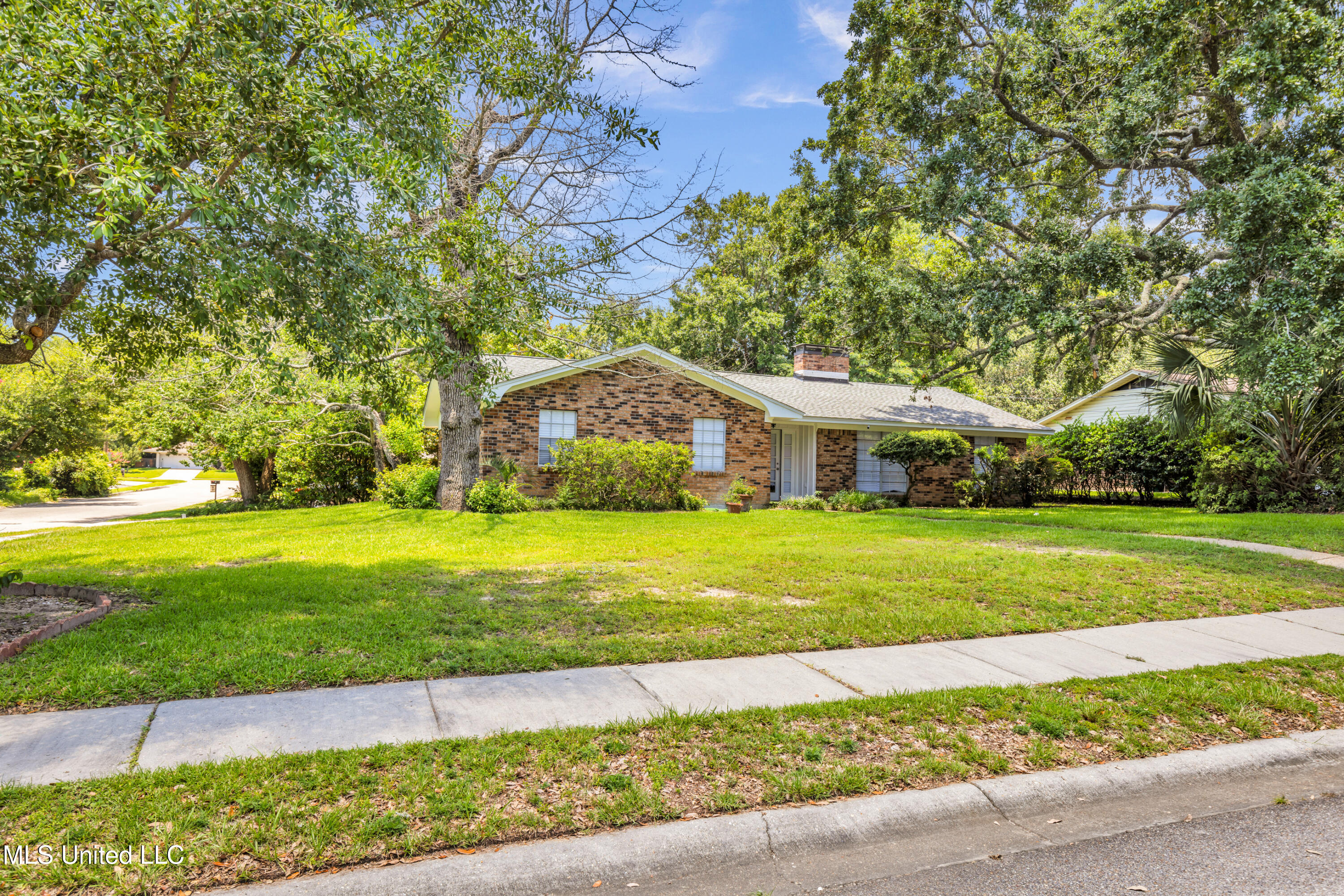 729 Canterbury Drive Property Photo