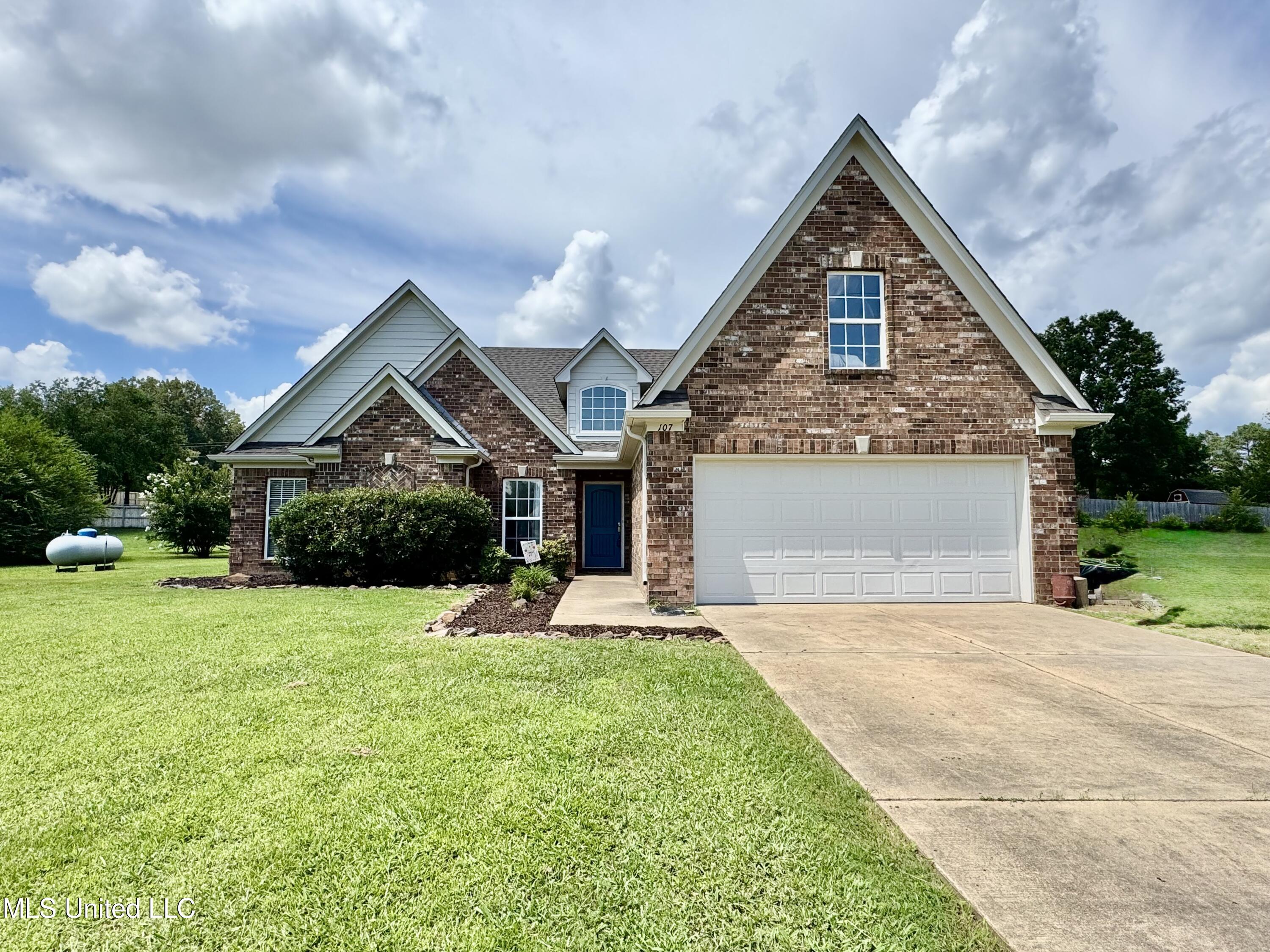 107 Masters Drive Property Photo 1