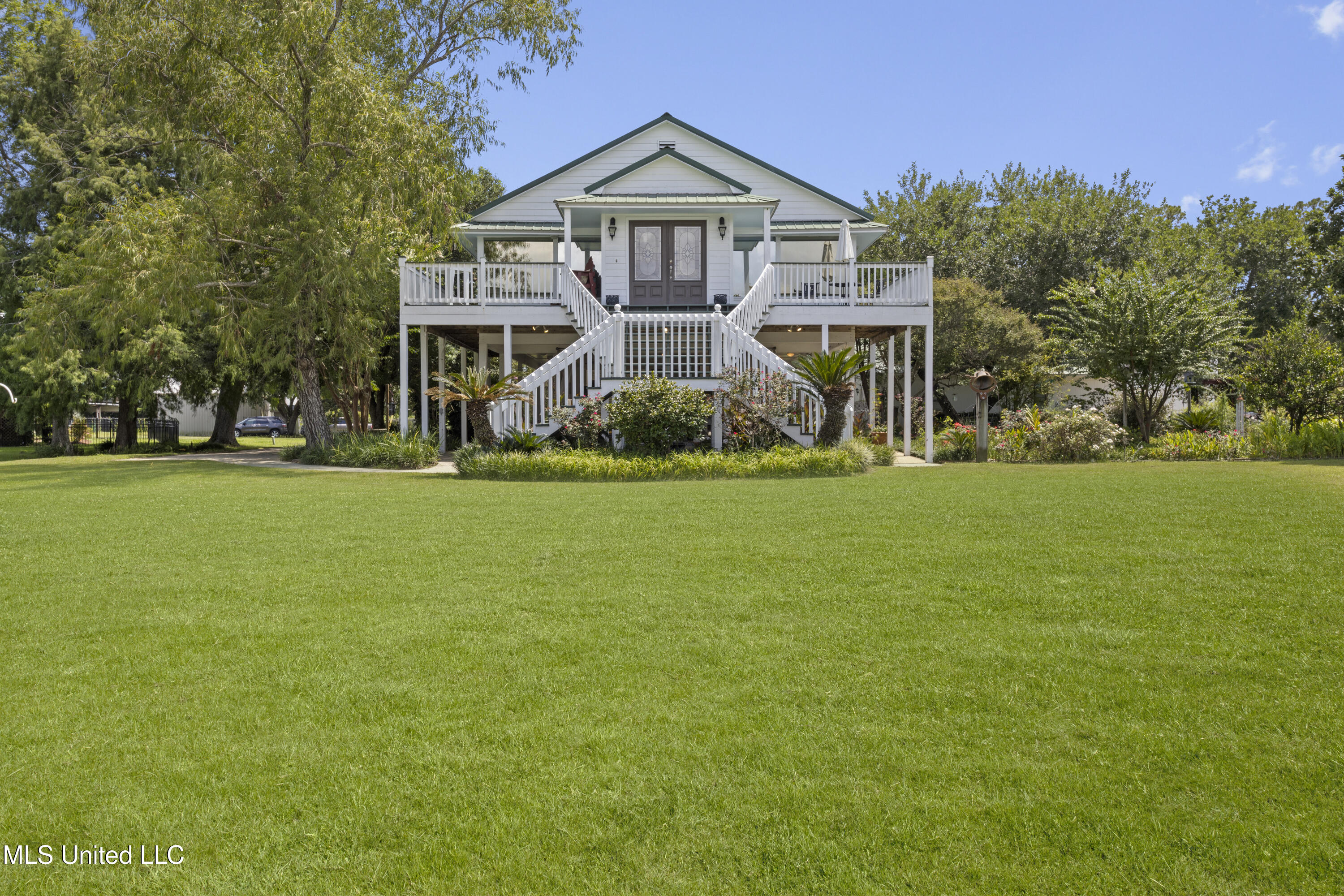 1099 Campbell Drive Property Photo 1