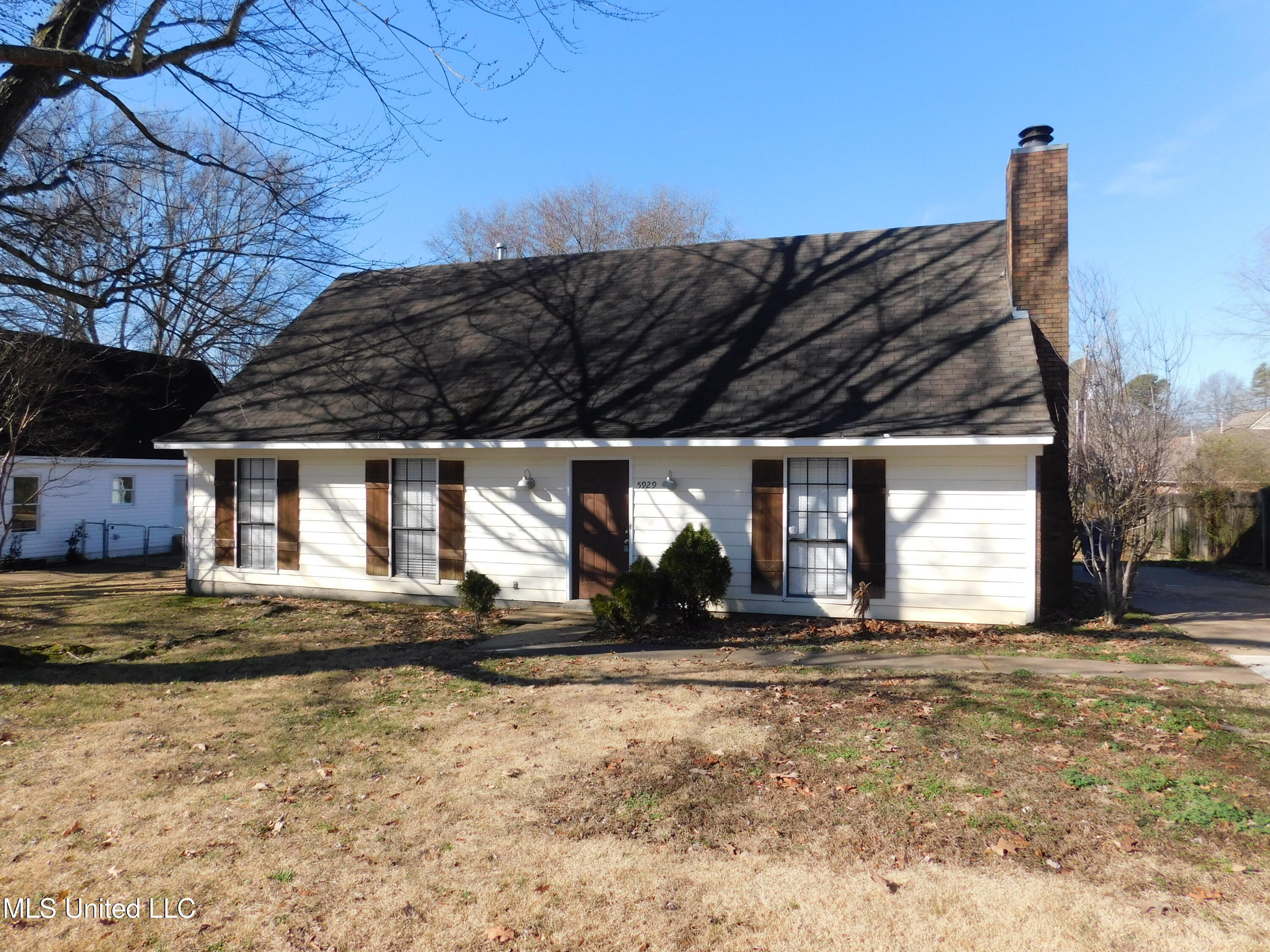 5929 Lees Crossing Property Photo 1