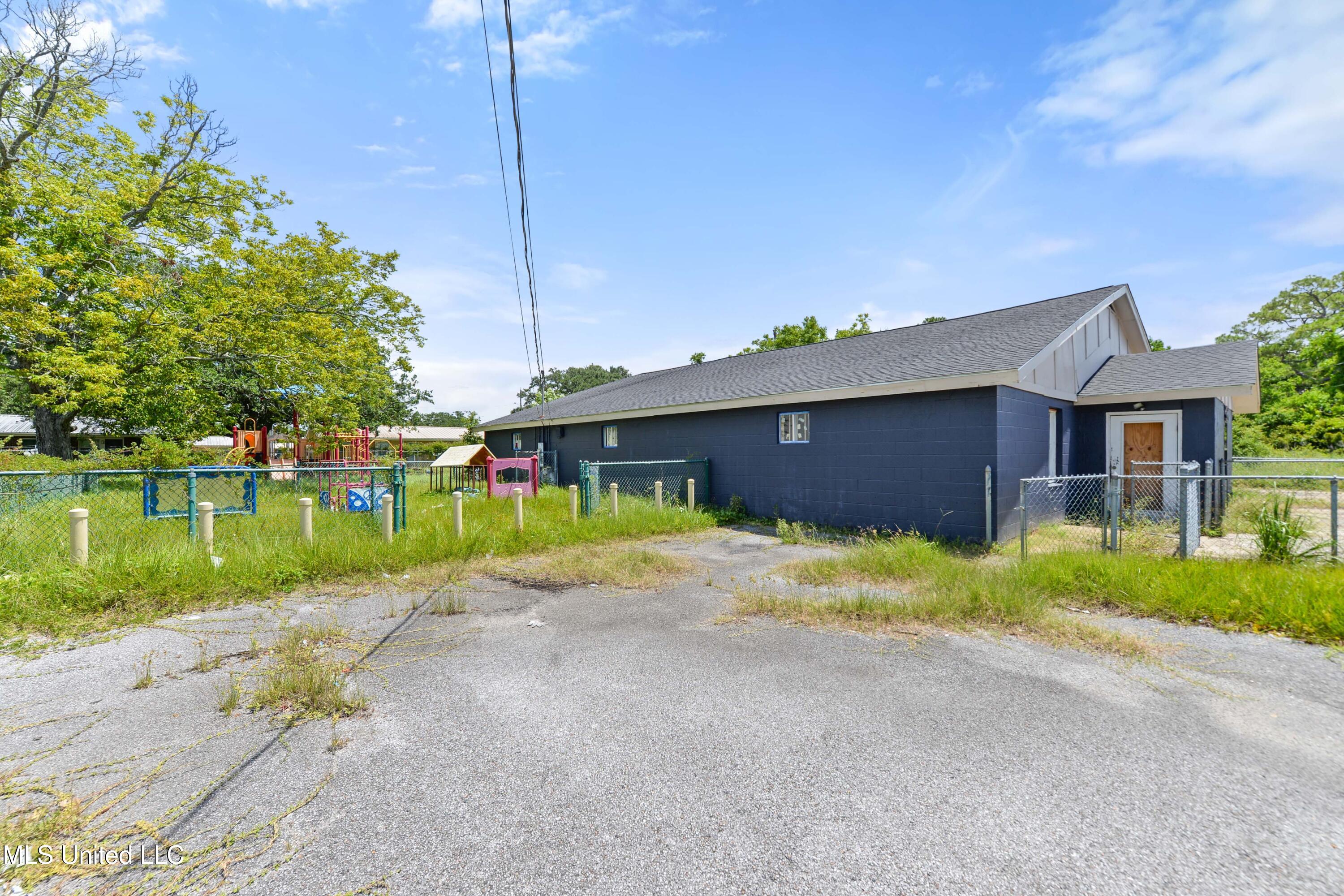 1915 Kenneth Avenue Property Photo 2