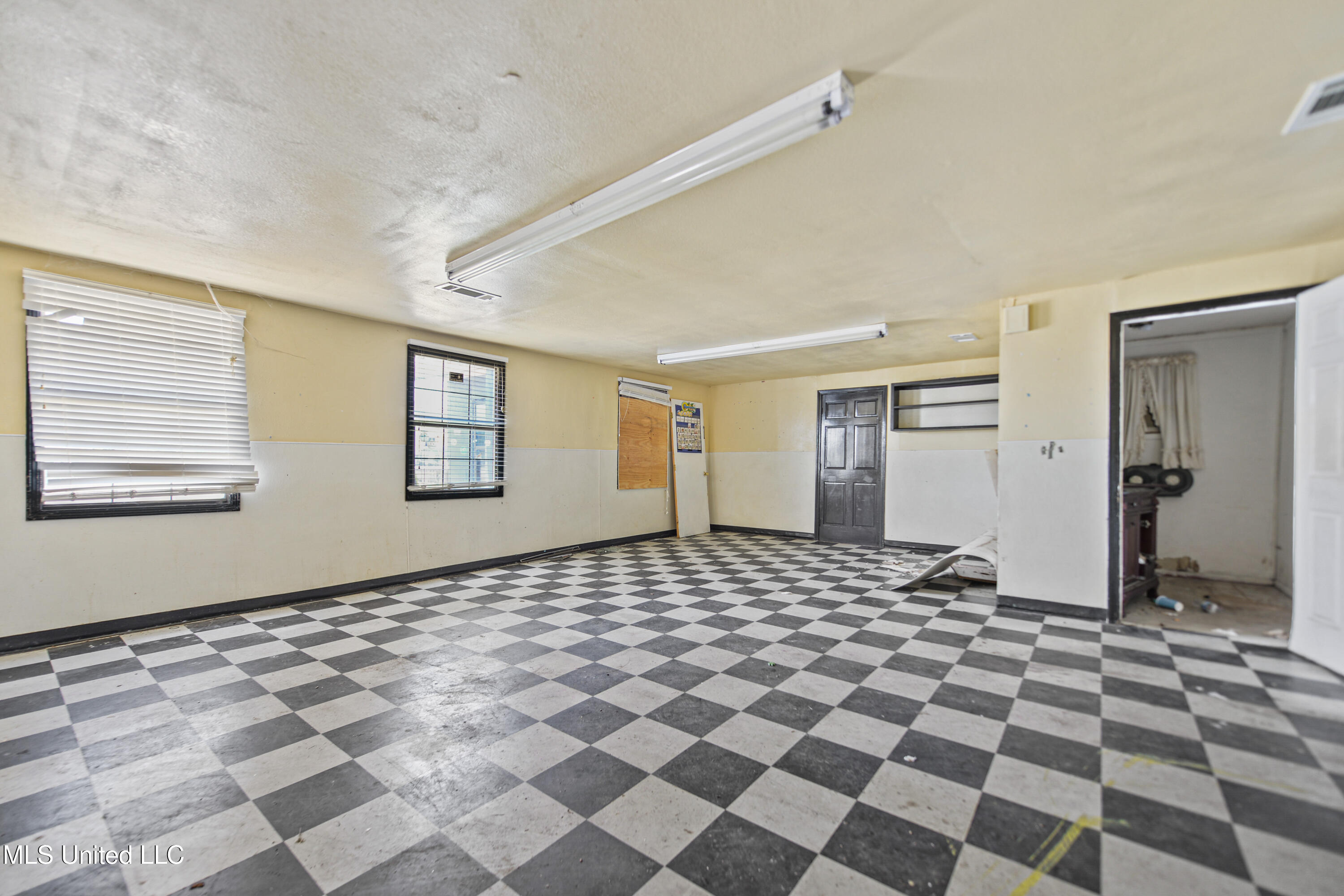 1915 Kenneth Avenue Property Photo 6
