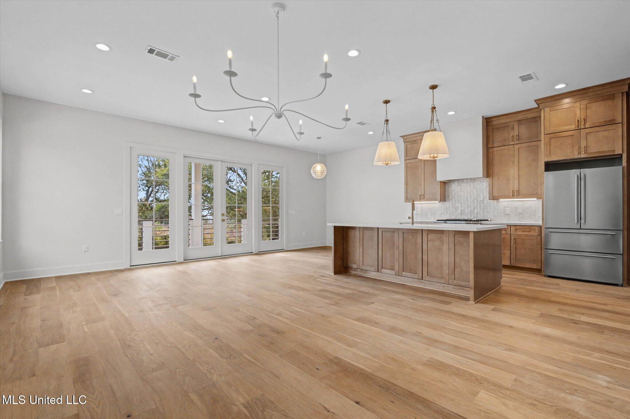 115 E 5th Street Property Photo 4