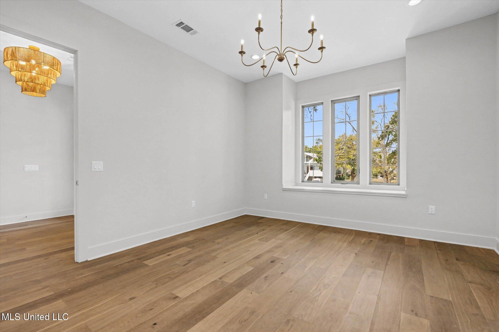 115 E 5th Street Property Photo 8