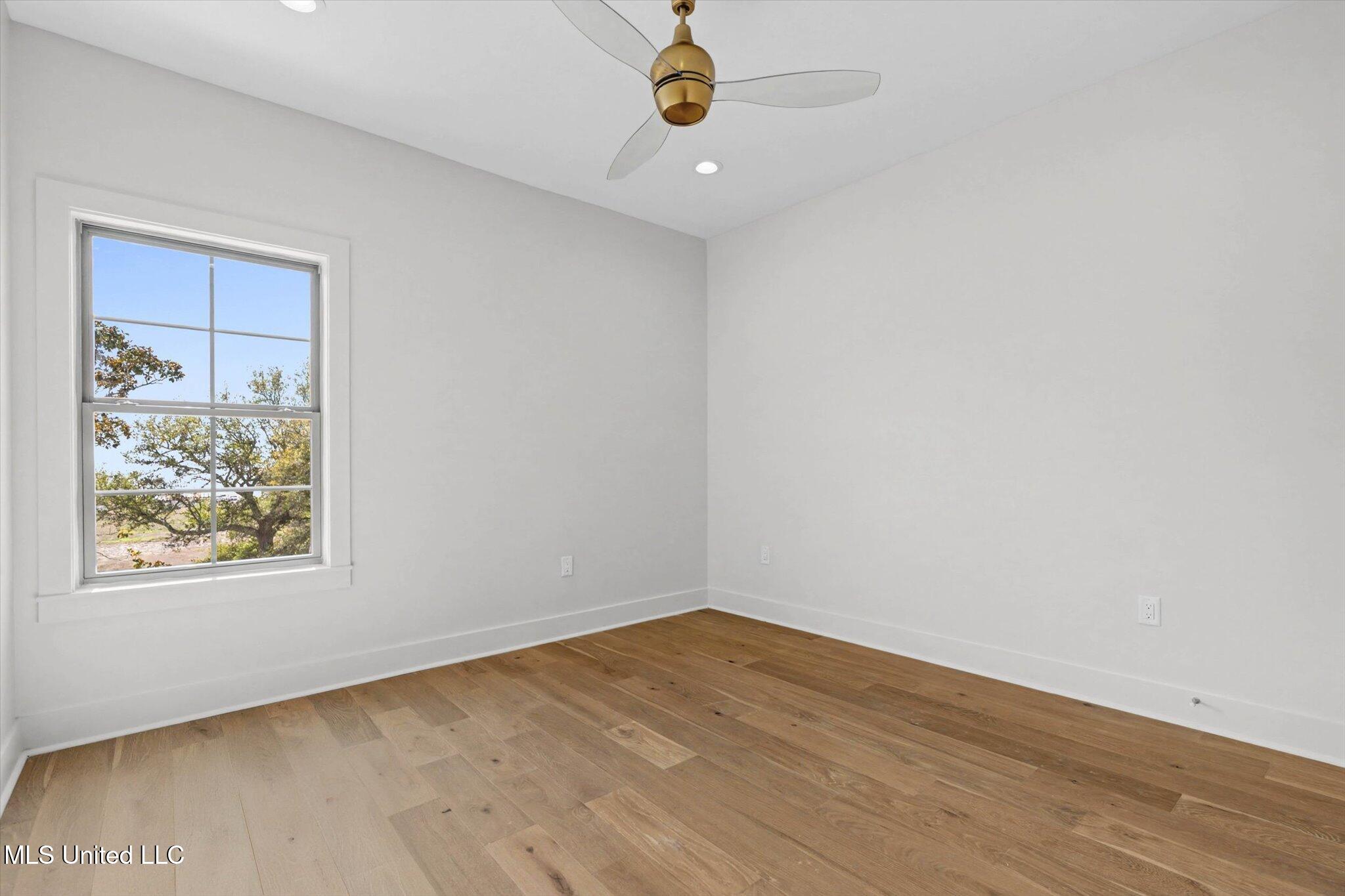 115 E 5th Street Property Photo 11