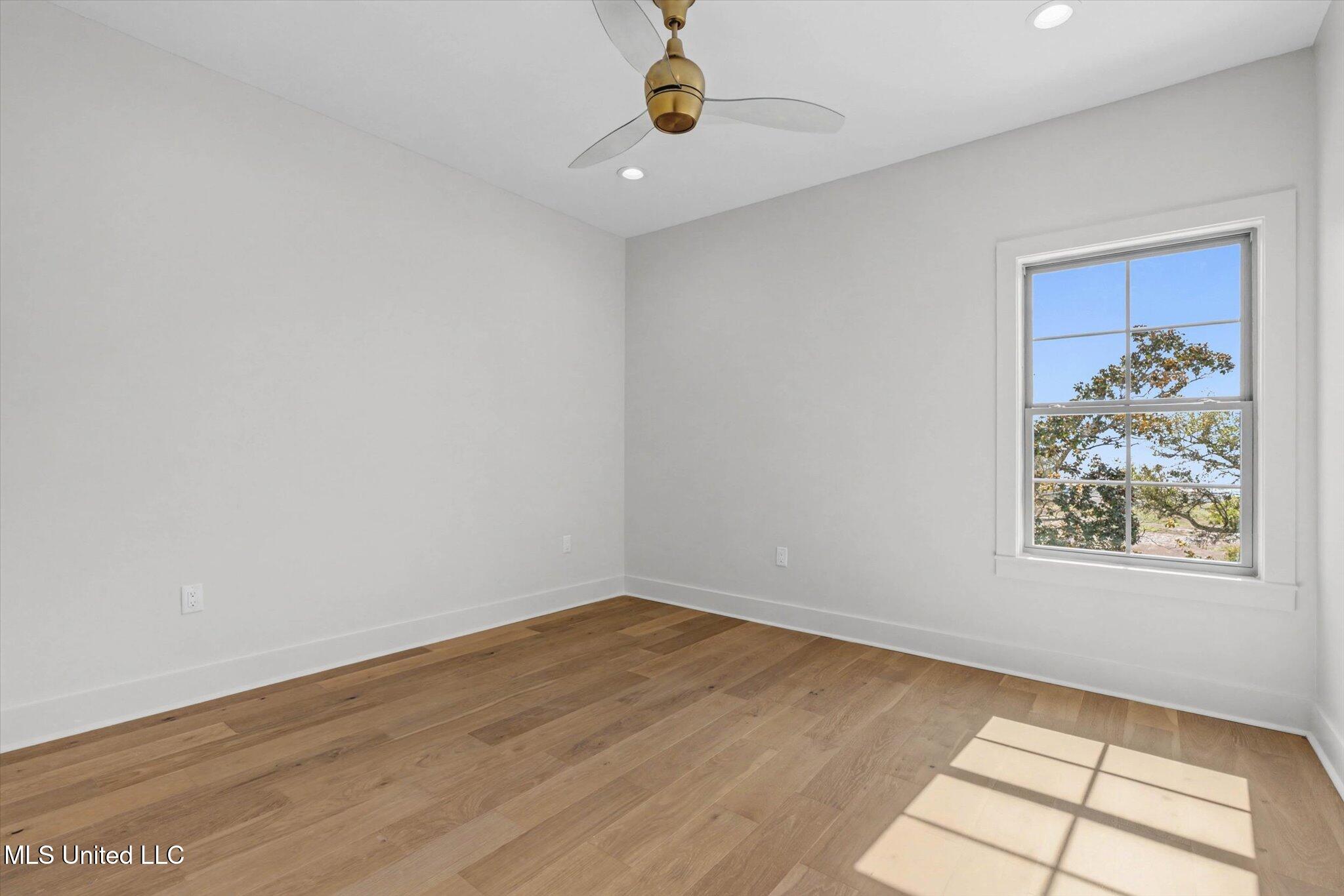 115 E 5th Street Property Photo 13