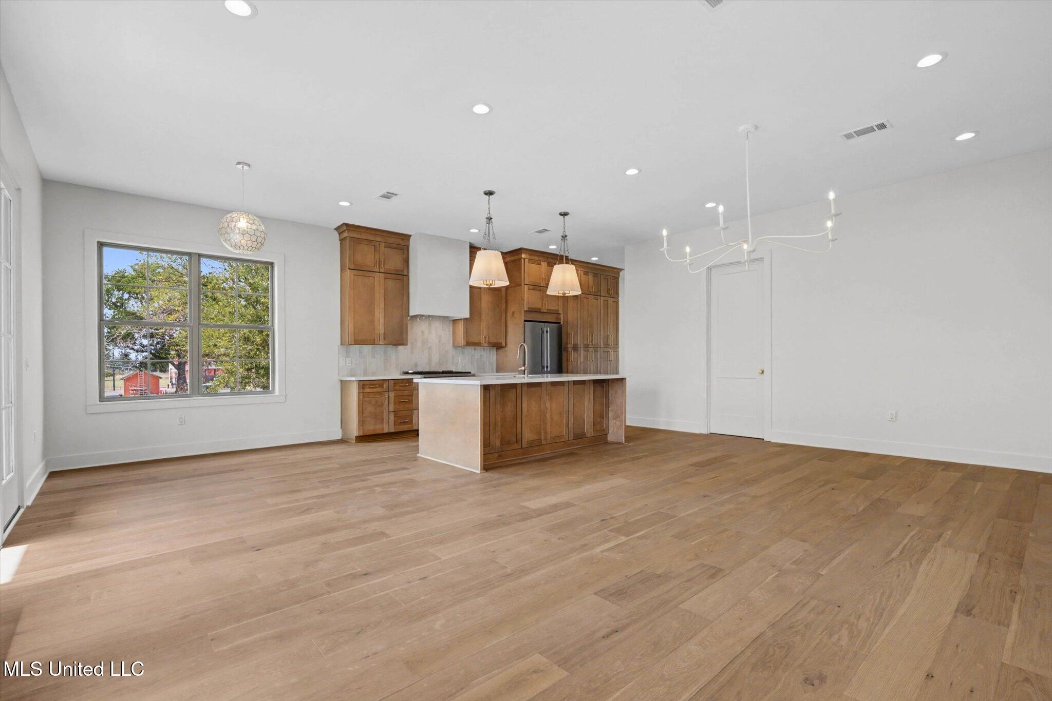 115 E 5th Street Property Photo 17
