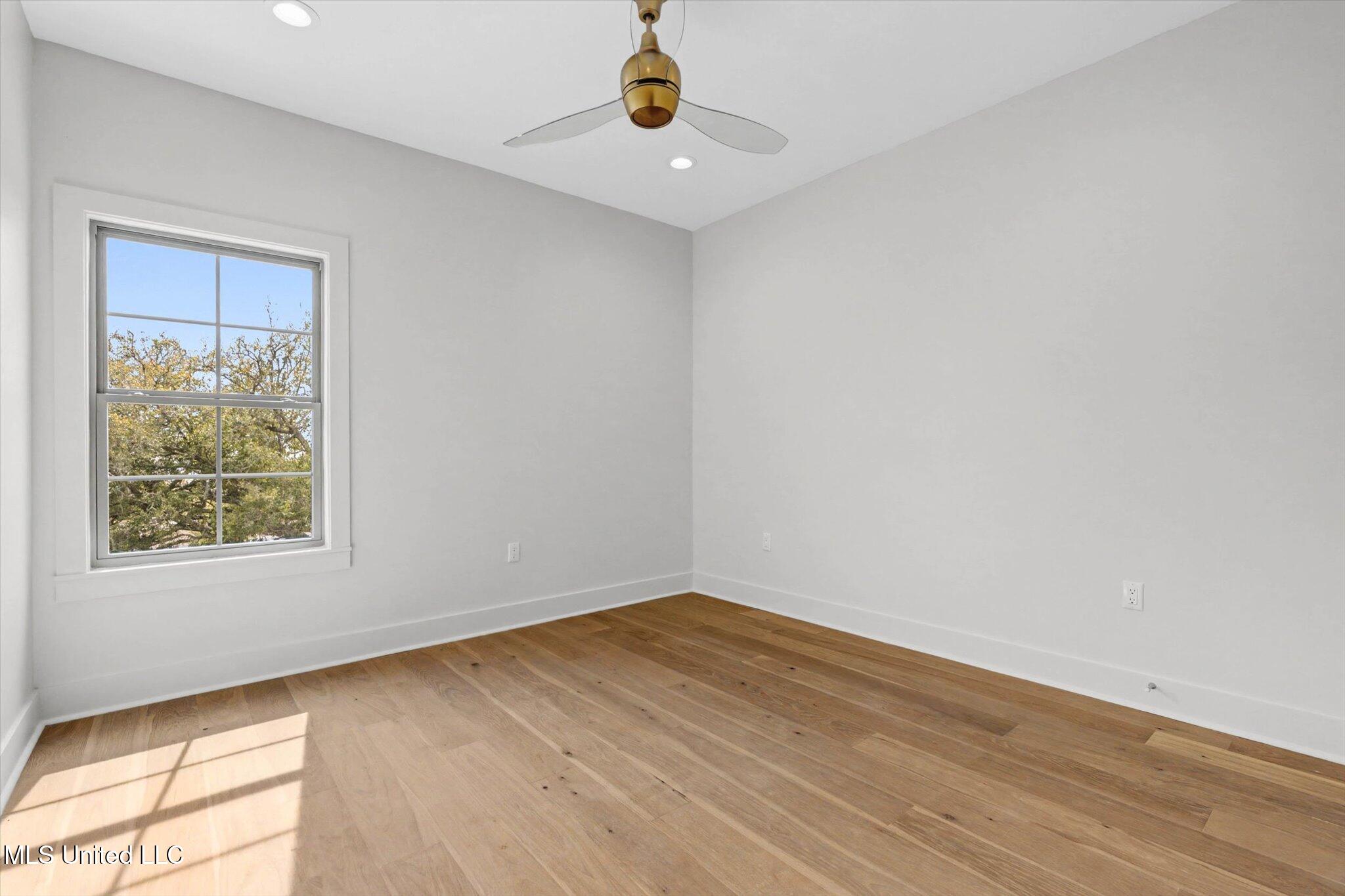 115 E 5th Street Property Photo 23