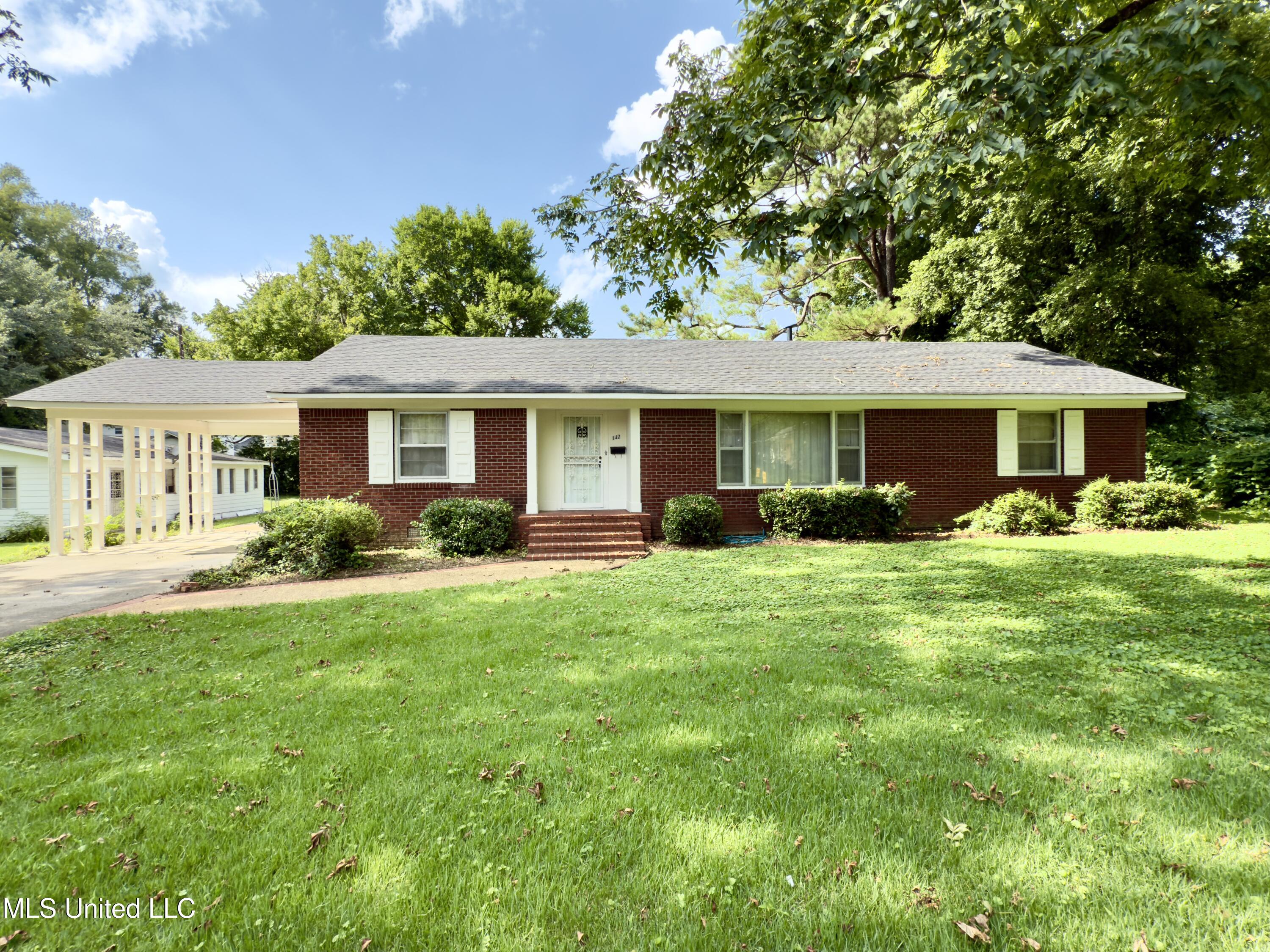 142 W Mason Avenue Property Photo 1
