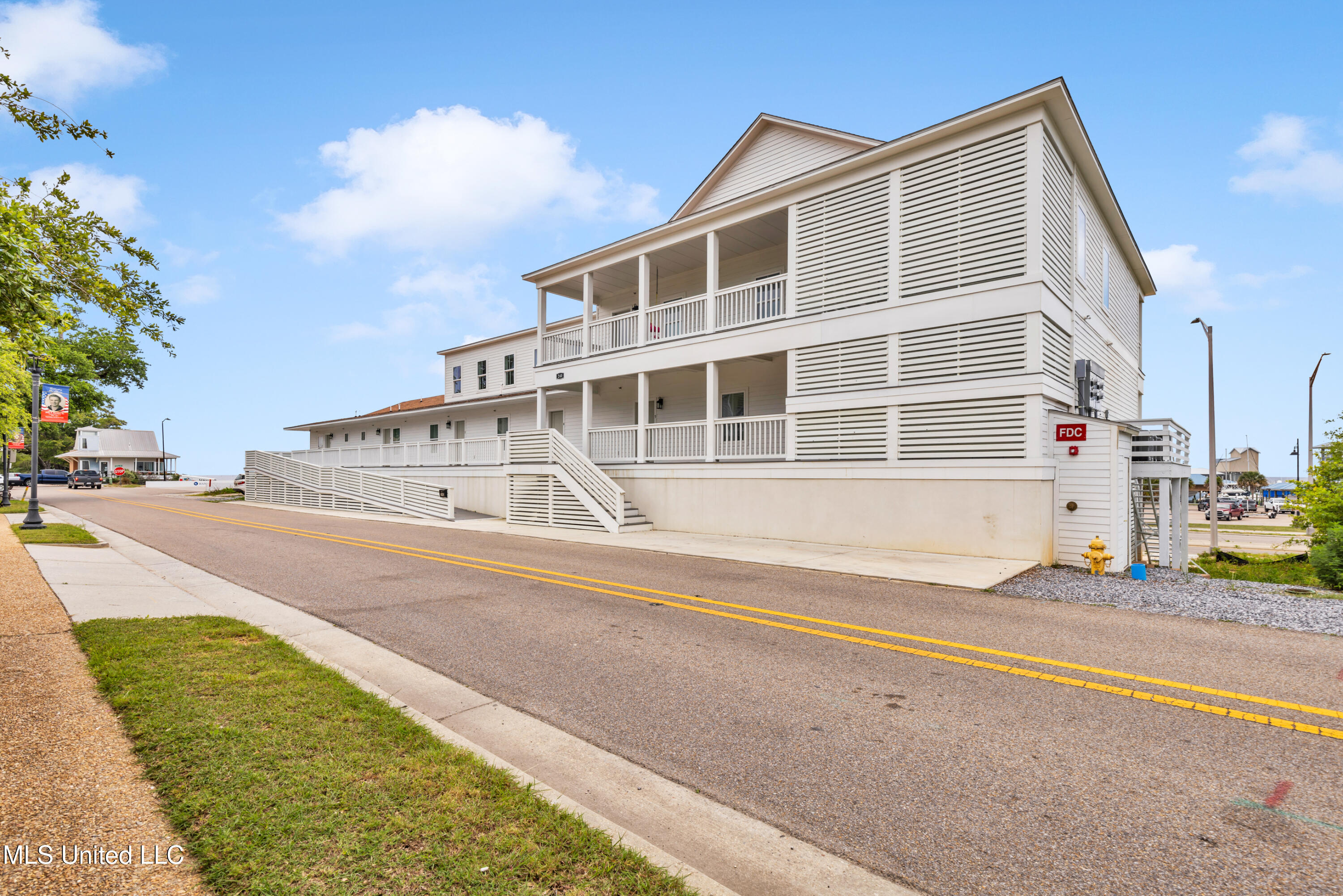 254 E Beach Boulevard Property Photo 1