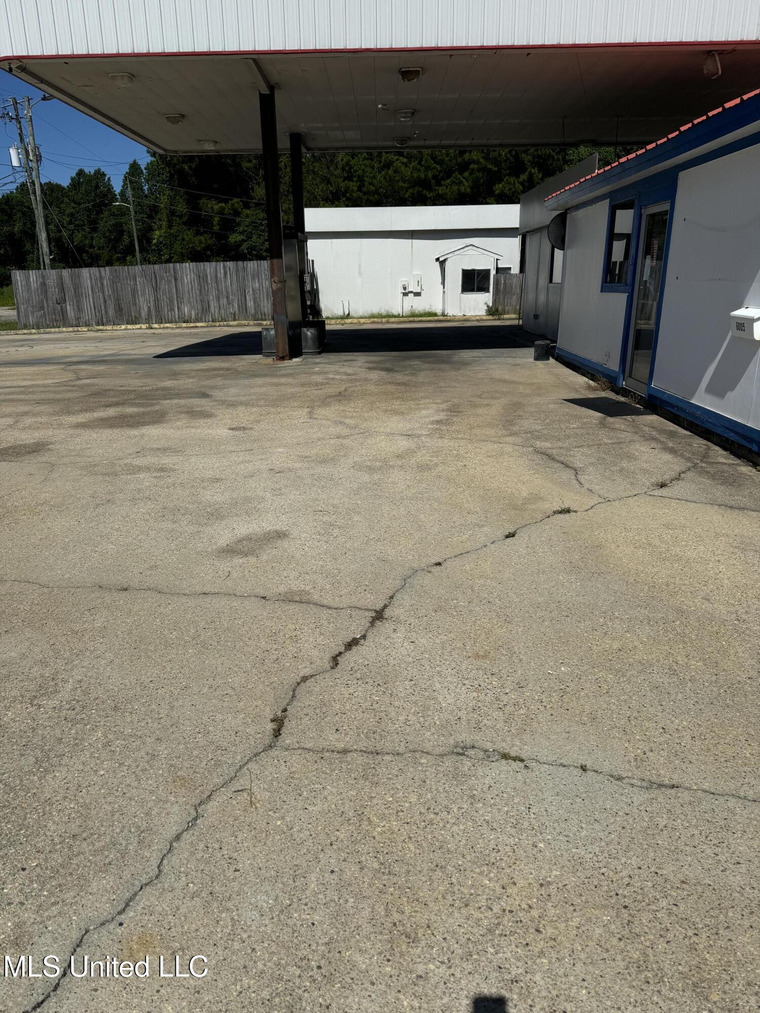 6005 Washington Avenue Property Photo 4
