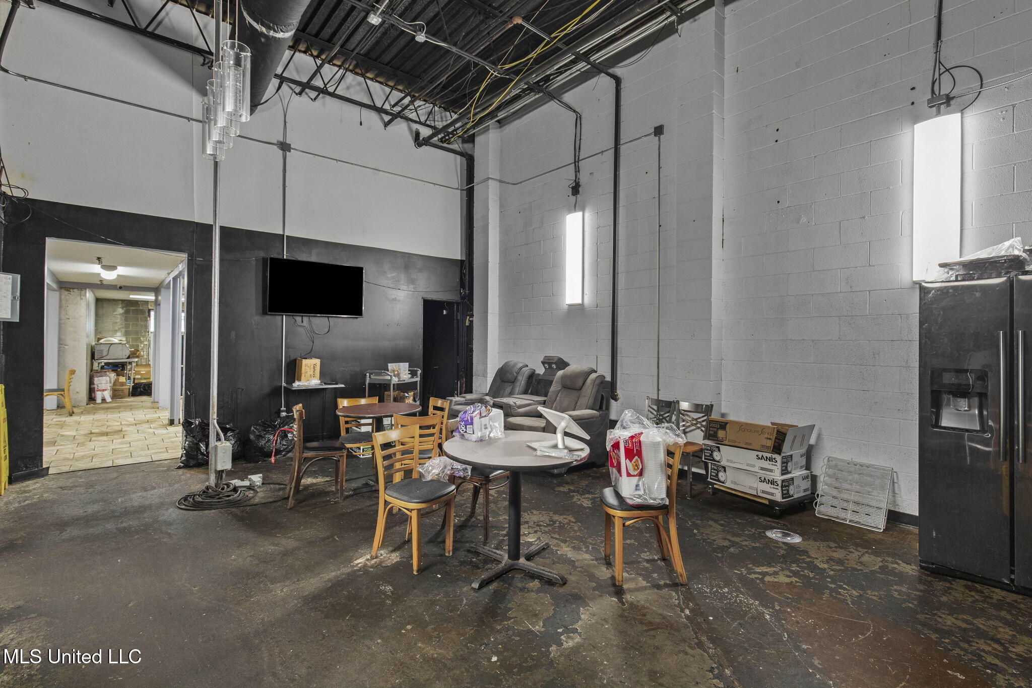 110 E South Street Property Photo 31