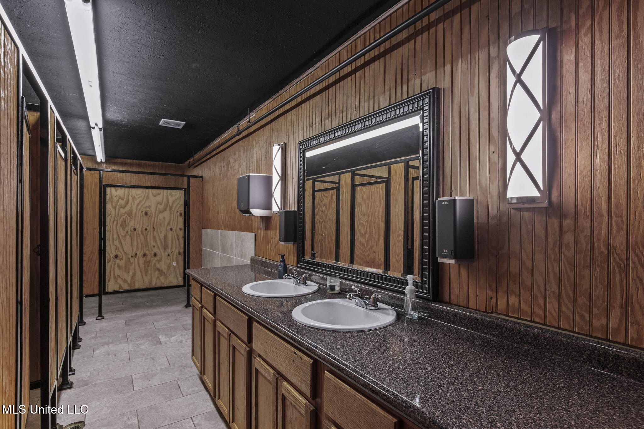 110 E South Street Property Photo 38