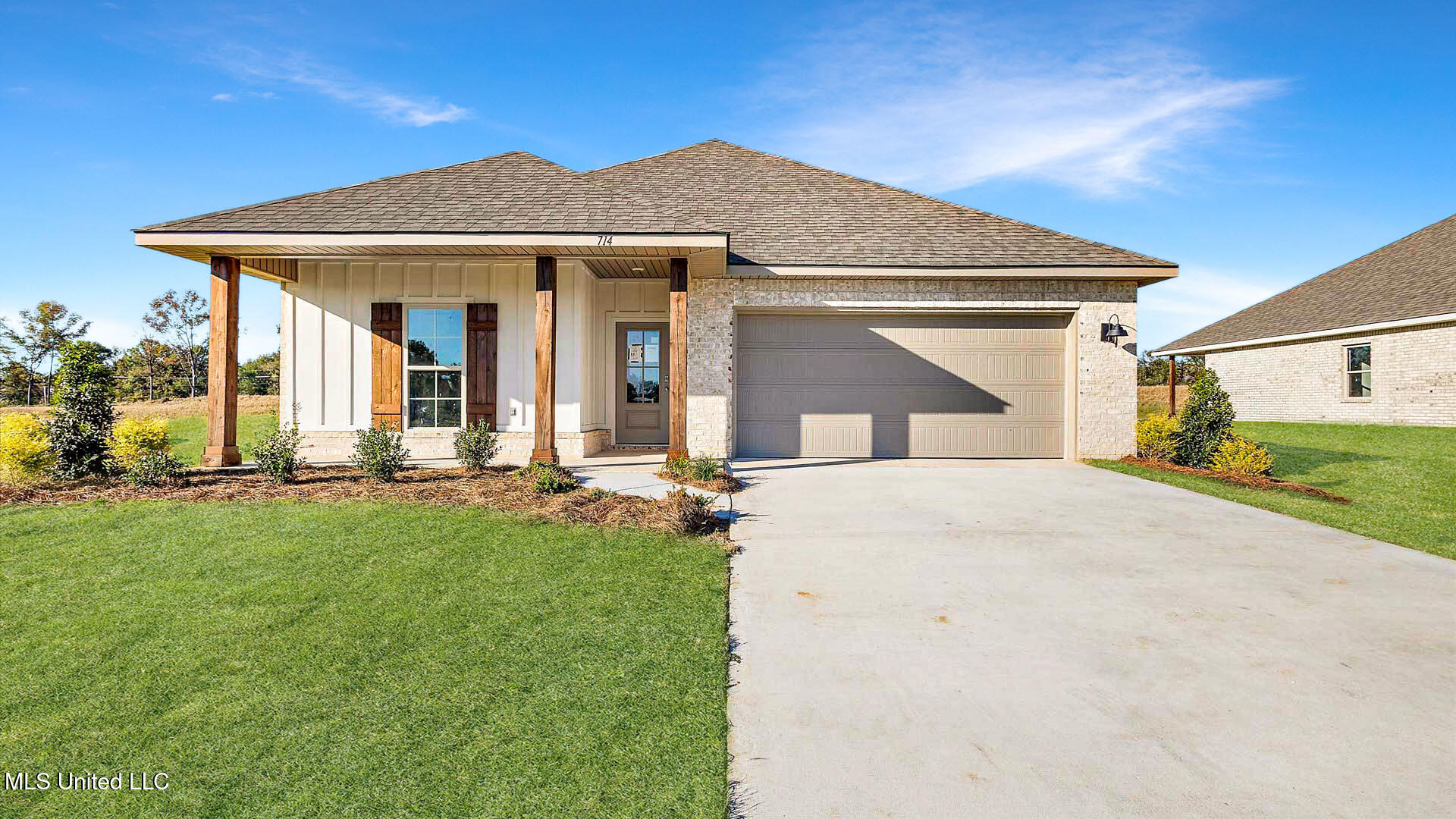 714 Honeysuckle Loop Property Photo 1