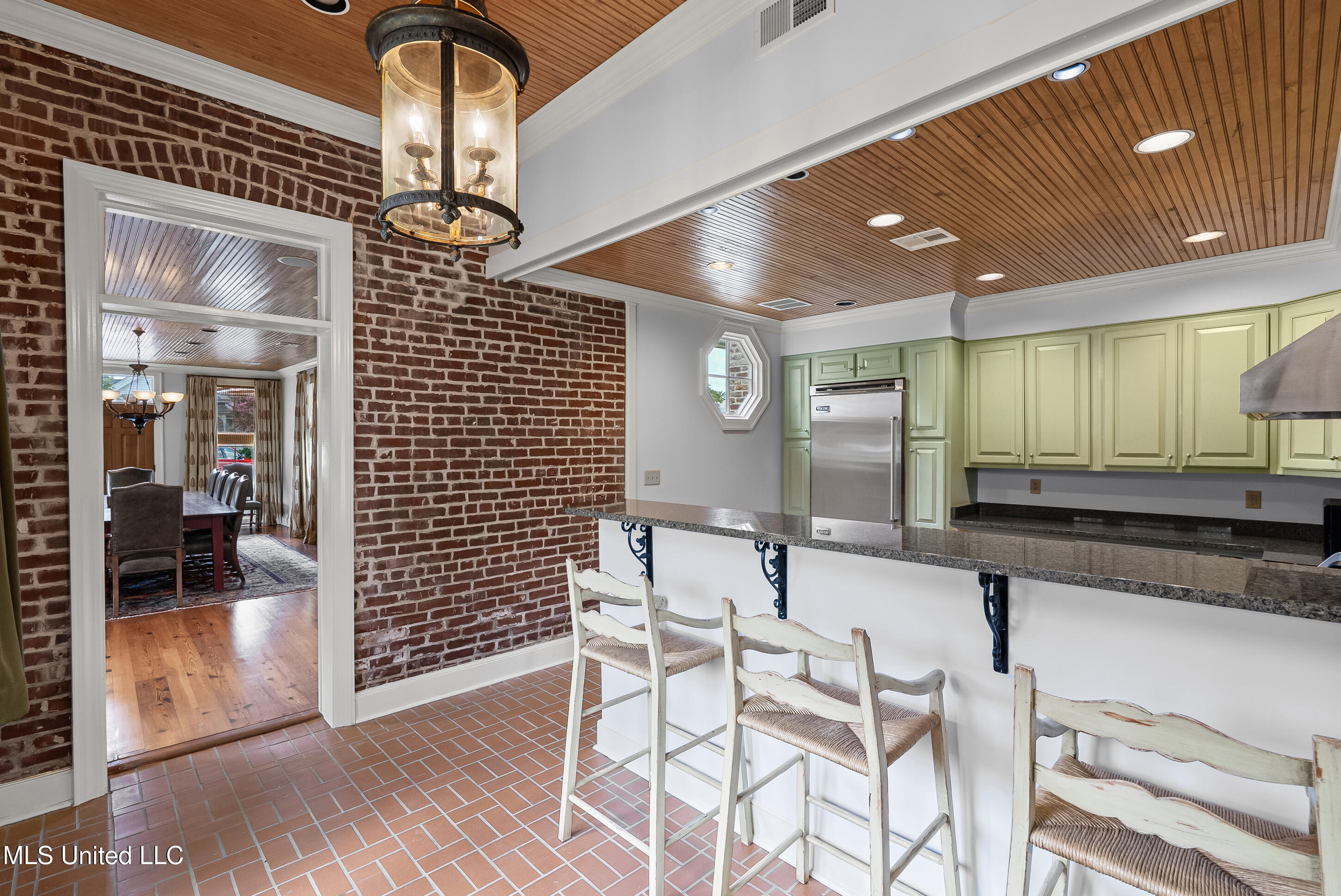 987 Harris Street Property Photo 4