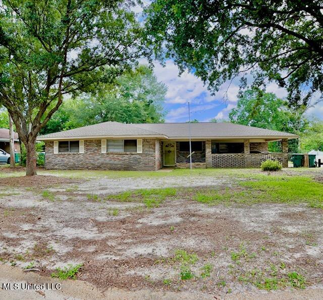 100 Clarence Drive Property Photo 1
