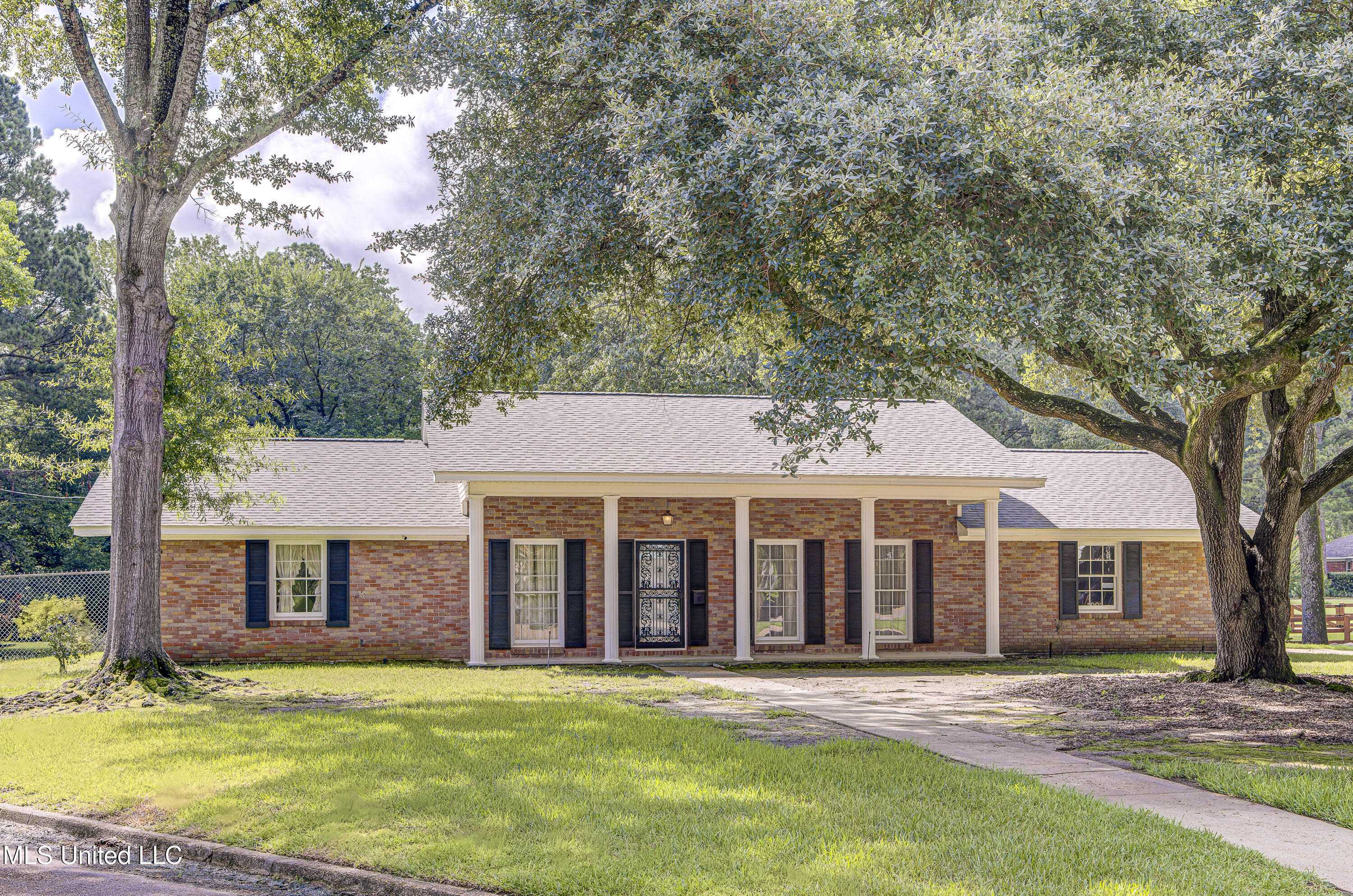 1005 Briarwood Drive Property Photo 1