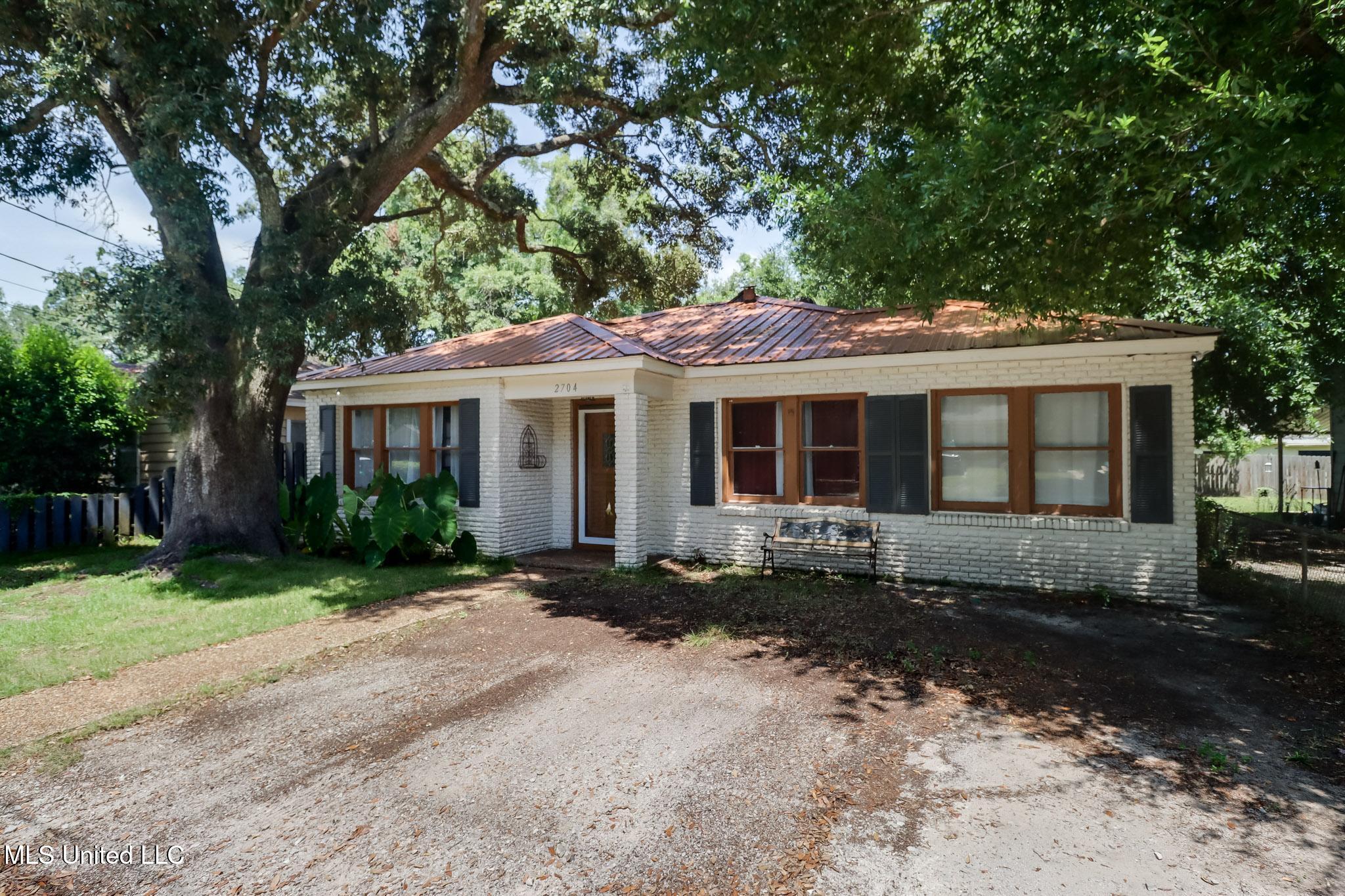 2704 Pine Avenue Property Photo 1
