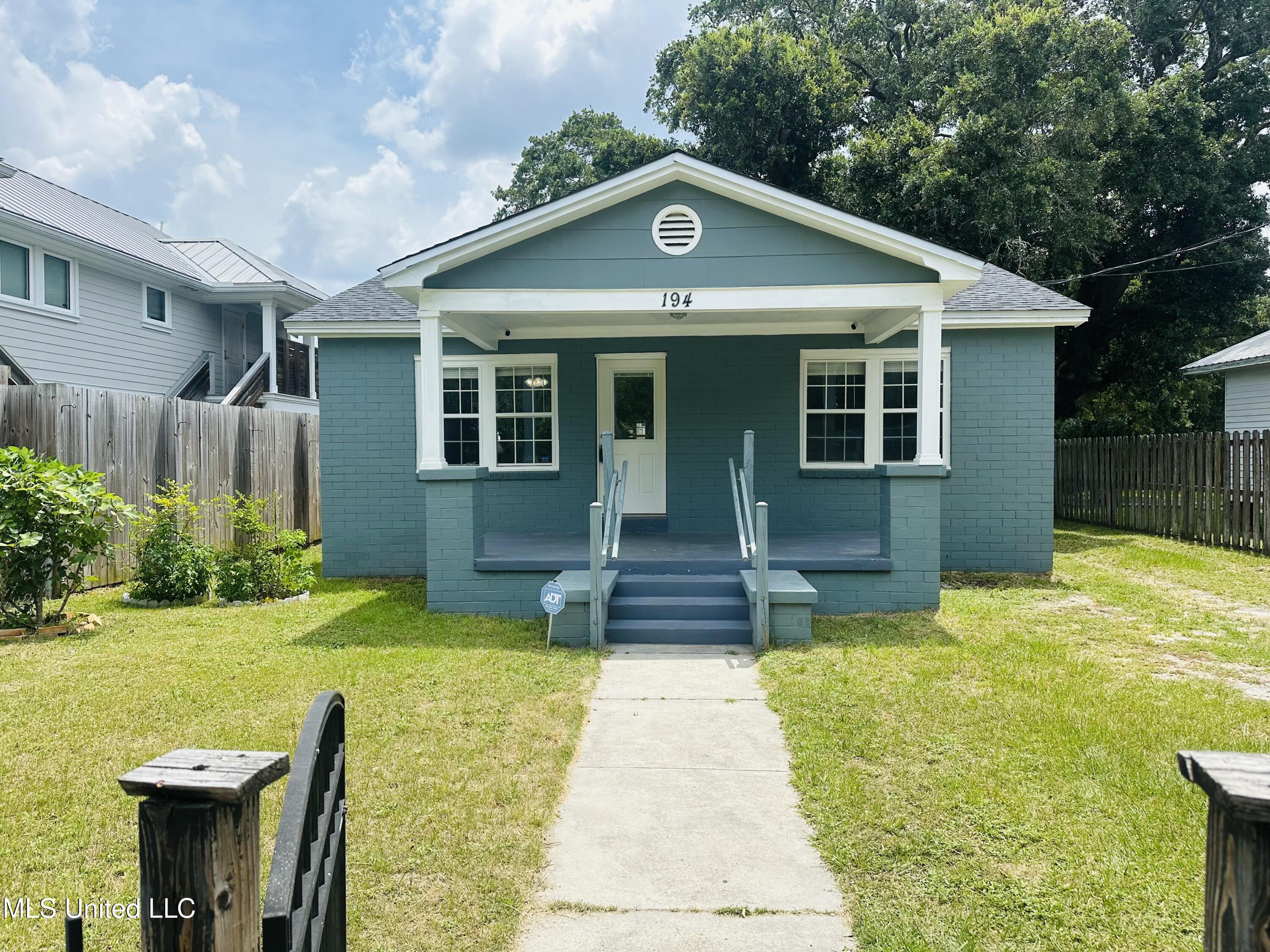 194 Hoxie Street Property Photo