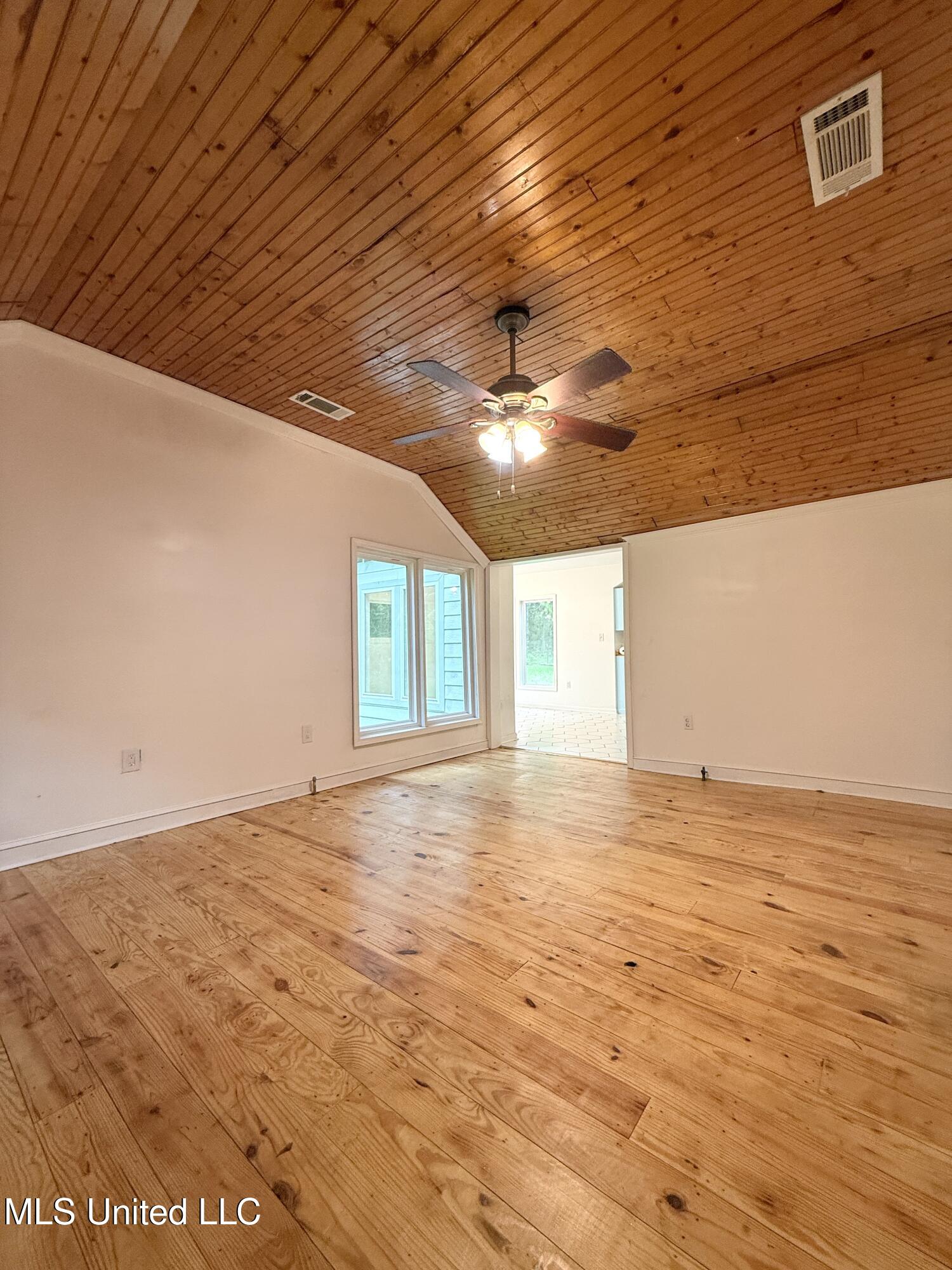 17782 10 Highway Property Photo 1